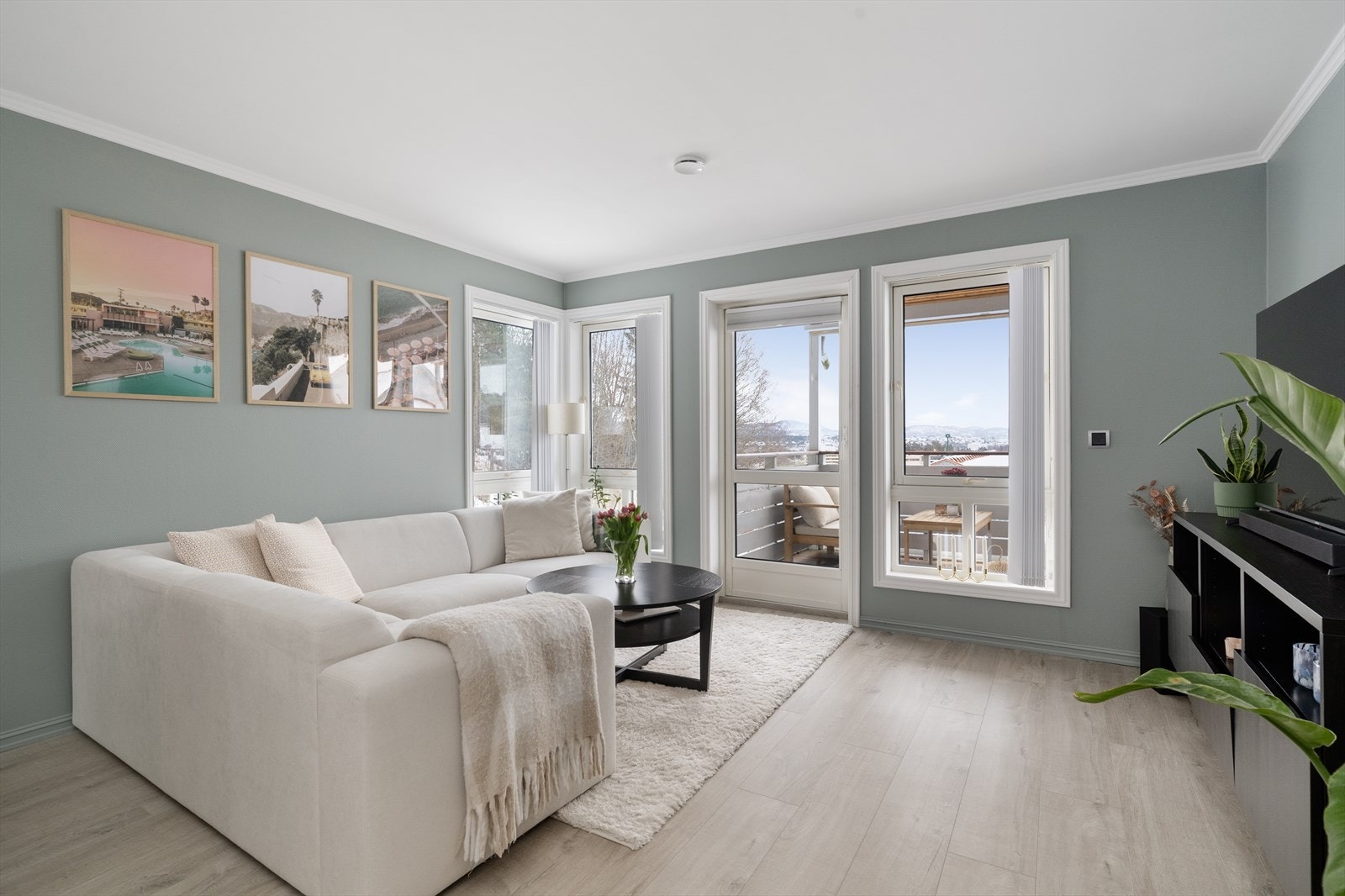 Stuen er romslig, med flere store vindusflater og utgang til delvis overbygget terrasse mot sydøst. Kabel tv og bredbånd er inkl. i felleskostnadene. Galleribilde