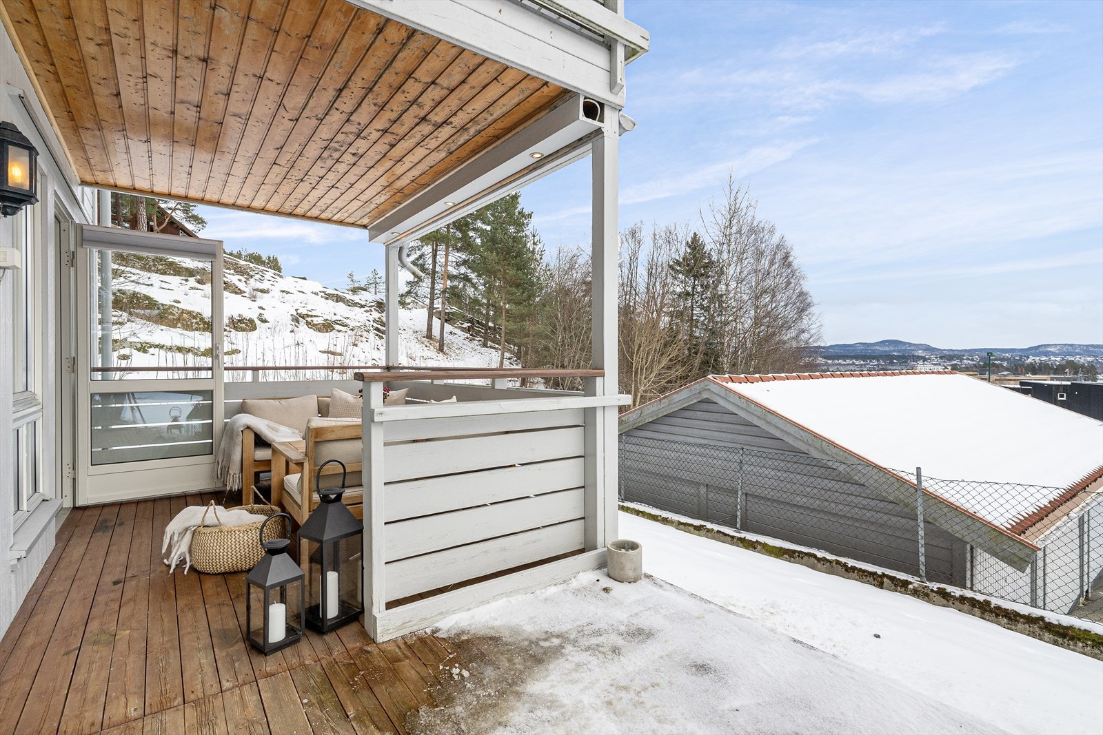 Terrassen er noe utvidet og har fin plass til utemøber. Fra utvidet del er det direkte adkomst ut til felles plen i tilknytning til firemannsboligen. Galleribilde