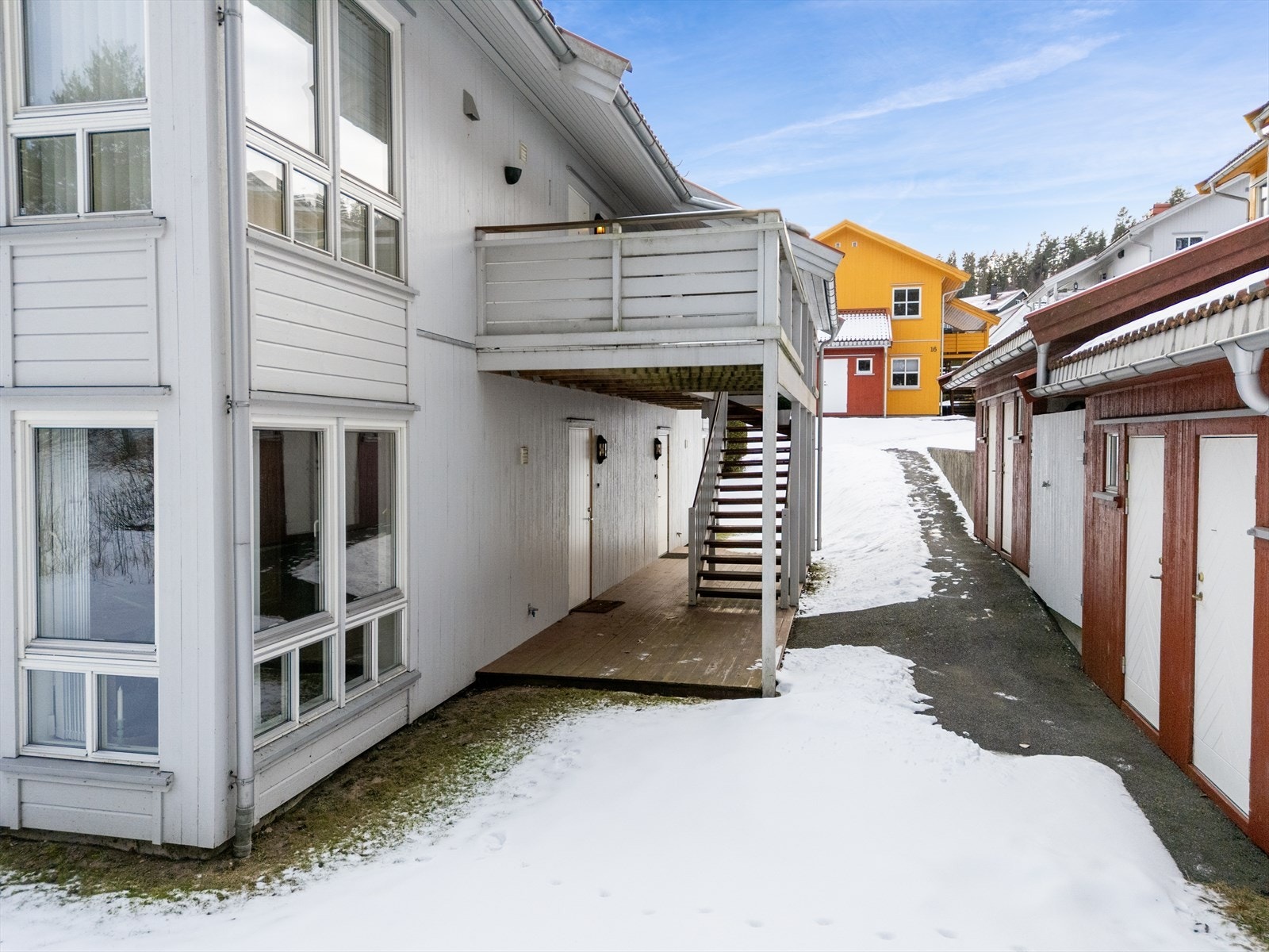 Enkel adkomst til leiligheten som ligger fint til i 1. etasje med hyggelig, overbygget inngangsparti. Malt ytterdør i tre fra Harmonie, fra 2023. Galleribilde