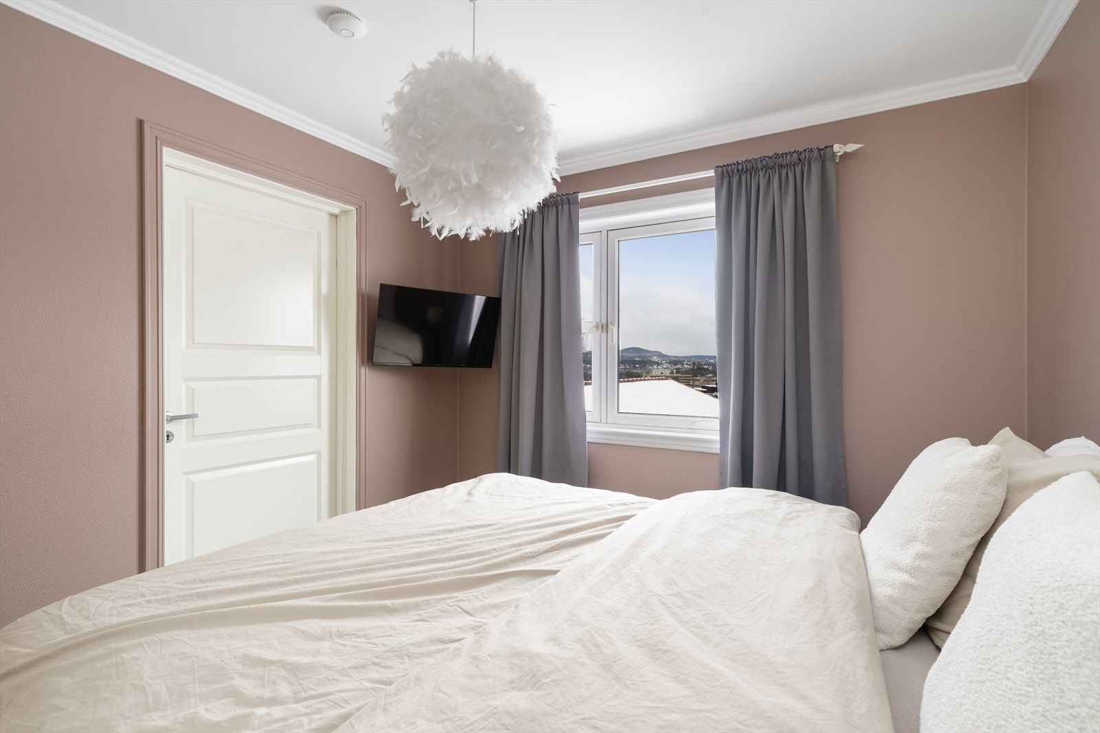 Tilliggende bod/garderobe hvor det er ytterligere plass til oppbevaring. Galleribilde