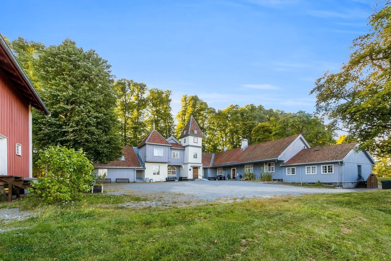 Kort vei til flotte Nordre Skøyen Hovedgård. Galleribilde