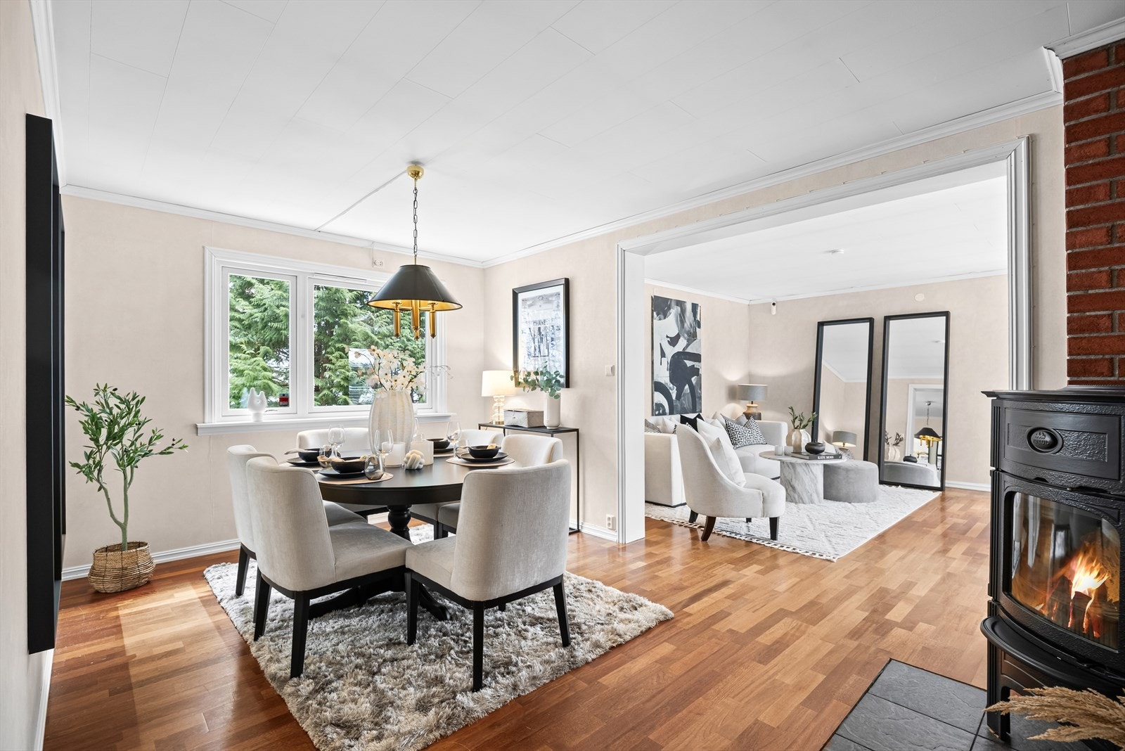 I tilknytning til stuen finner man spisestuen. Har kan man nyte et bedre måltid i gode venners lag. En peisovn tilfører både behagelig varme og en gir rommet en lun atmosfære. Galleribilde