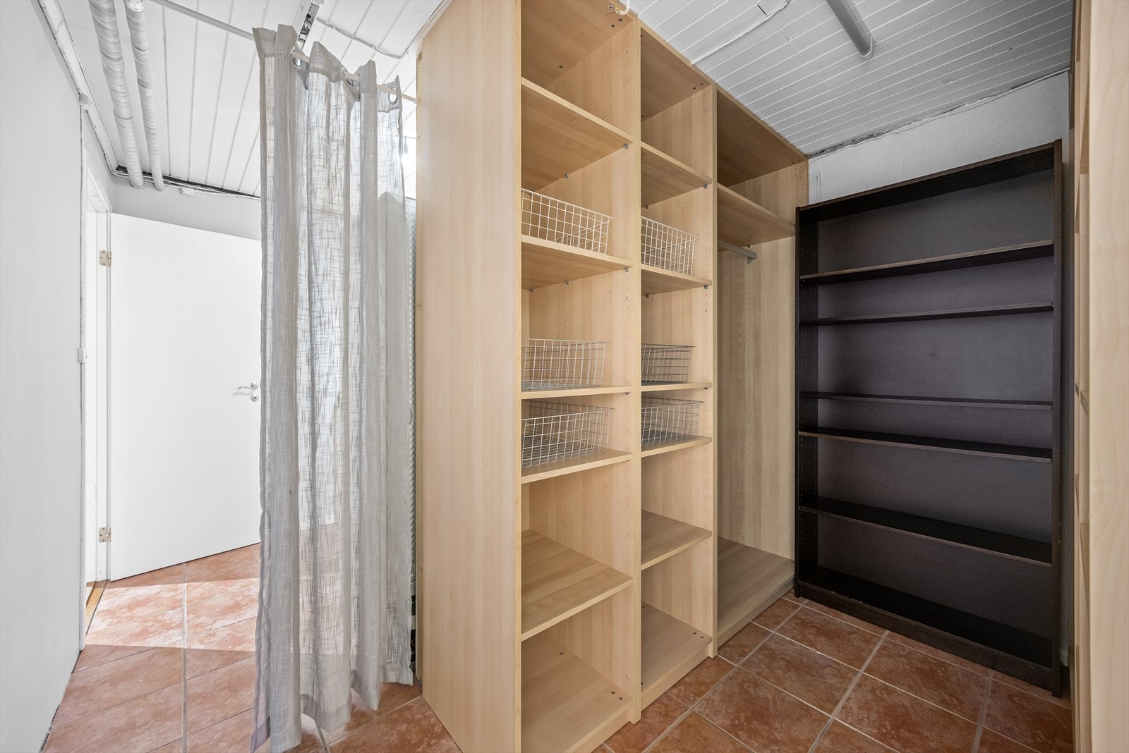 Gode lagringsmuligheter i kjelleretasjen. Galleribilde