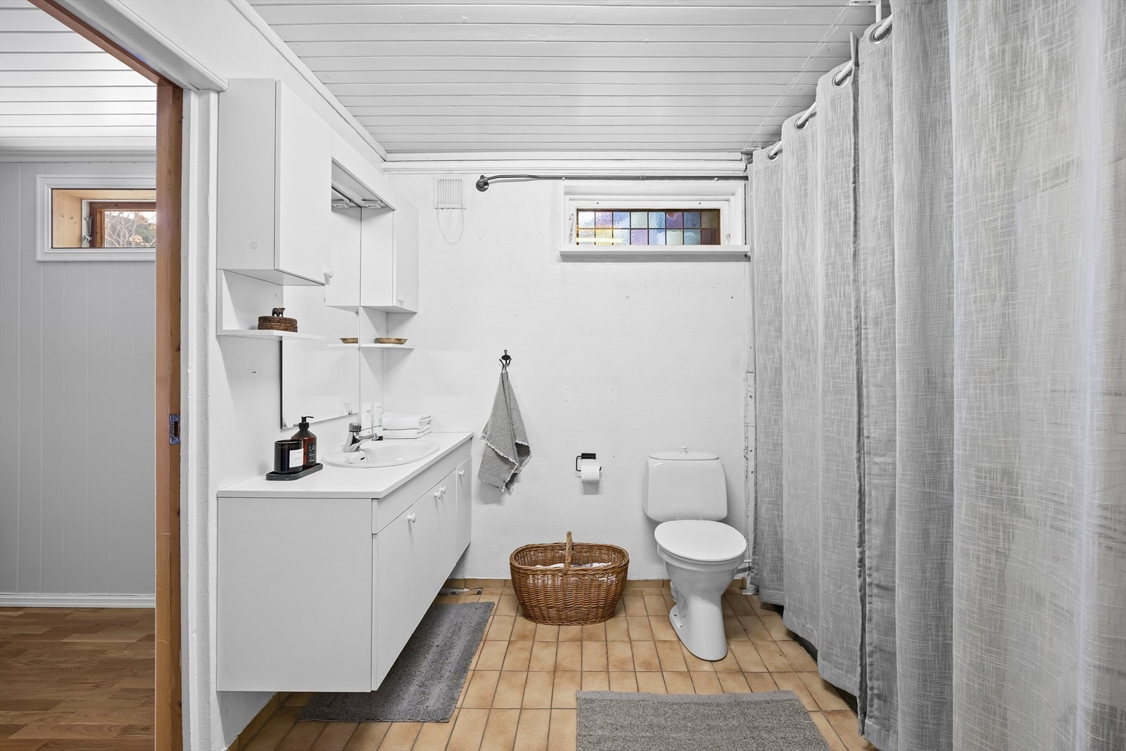 Vaskerom/bad. Praktisk vaskerom/bad med dusjløsning på gulv. Galleribilde