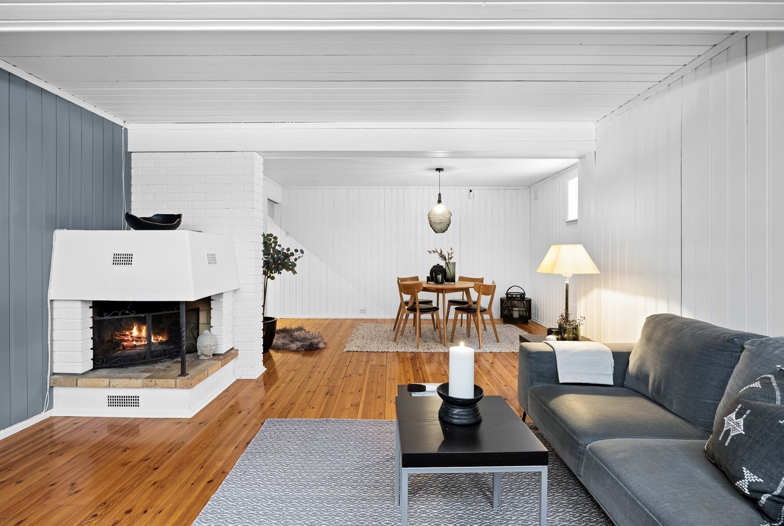 Den koselige peisen tilfører ekstra varme og skaper en innbydende og hyggelig atmosfære. Galleribilde