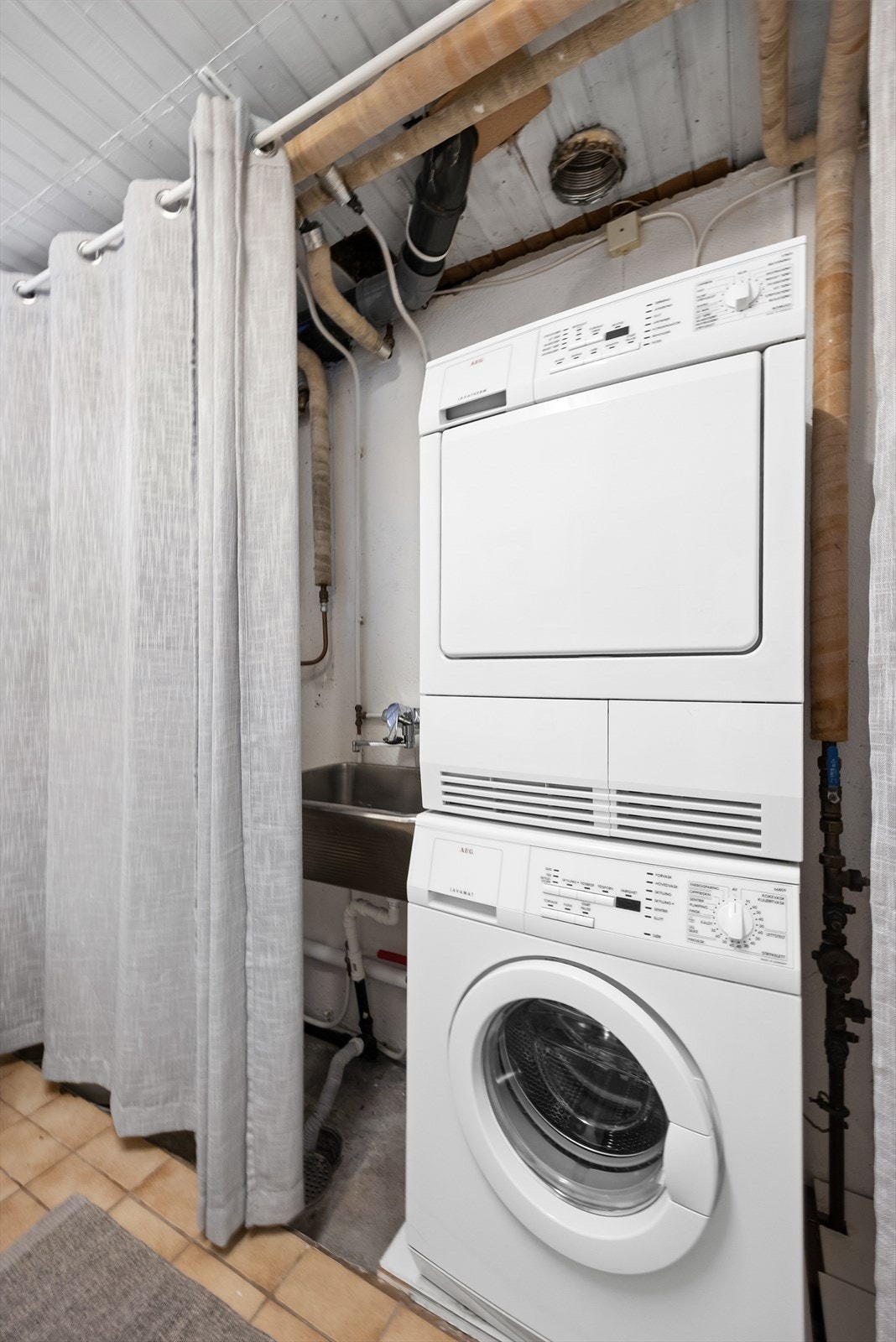 Videre har rommet opplegg for vaskemaskin og skyllekum. Galleribilde