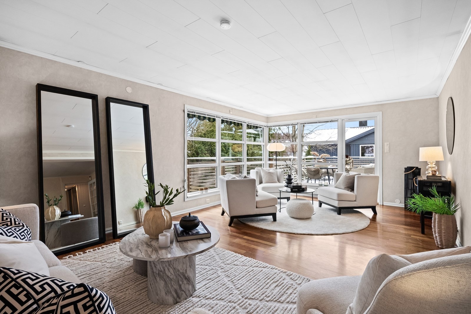 Sosialt midtpunkt - Stuen er romslig, lys og luftig. Galleribilde