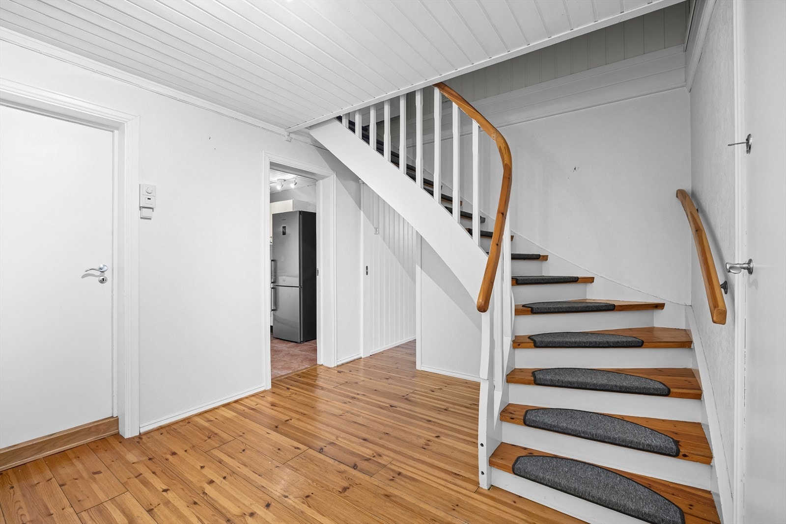 Velkommen til kjelleretasjen. Kjelleretasjen har egen inngang. Galleribilde