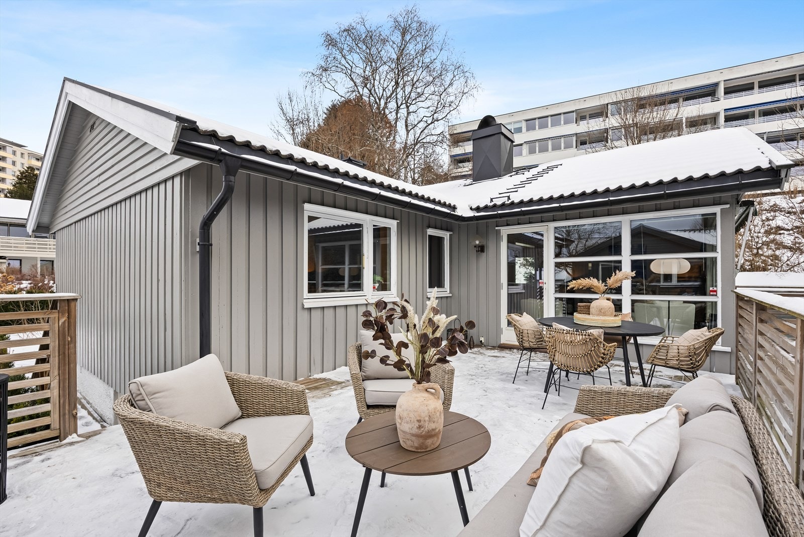 Terrassen er en flott forlengelse av oppholdsrommet i sommerhalvåret. Galleribilde