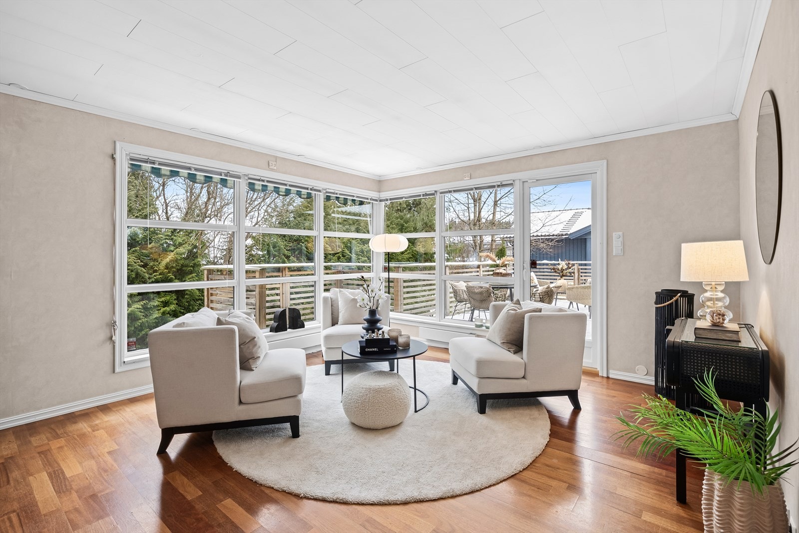 Store vindusflater gir rommet godt med naturlig lys, samt gir rommet et lyst og luftig preg. Videre har man direkte utgang til terrasse og hage. Galleribilde