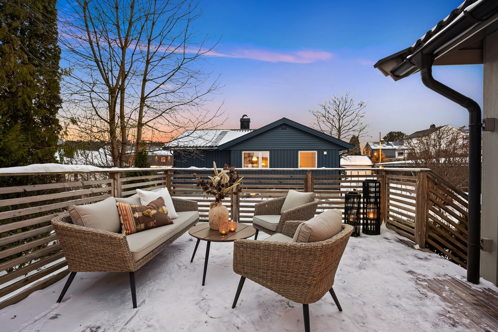 Terrassen har god plass til hagemøbler og grill. Galleribilde