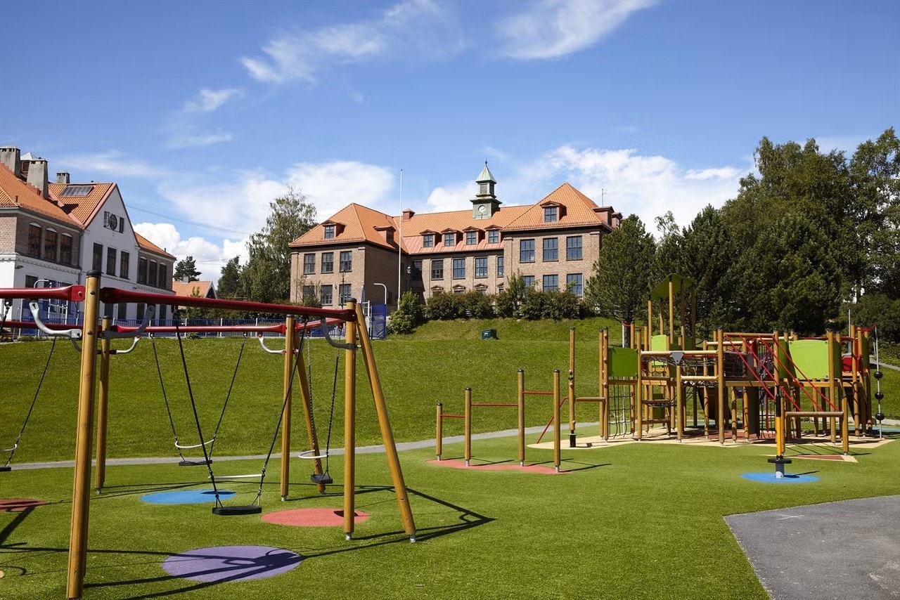 Boligen sogner til og har kort gangavstand til populære Østensjø skole. Galleribilde