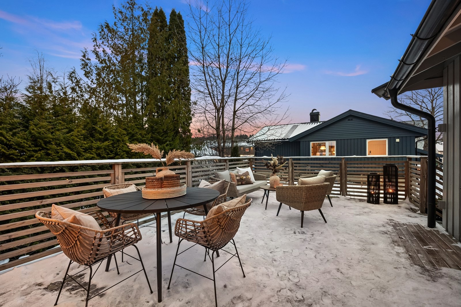 Terrassen er av god størrelse. Her kan man virkelig nyte fine dager. Galleribilde