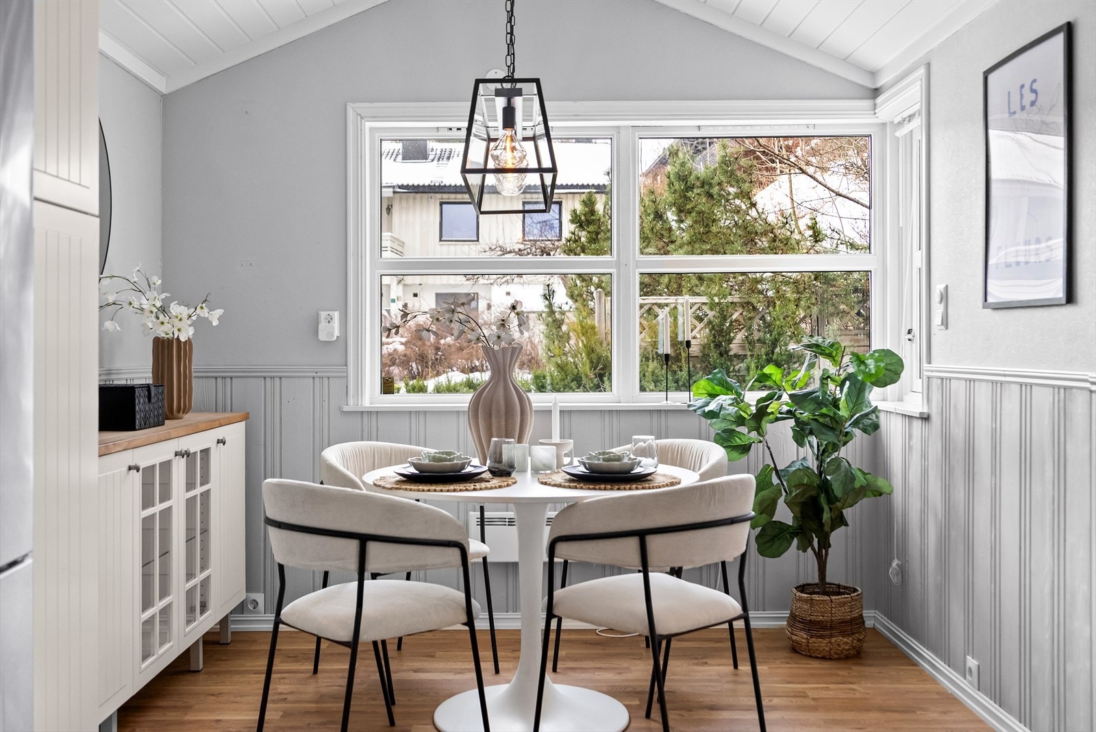 Kjøkkenet har en hyggelig spiseplass. Galleribilde