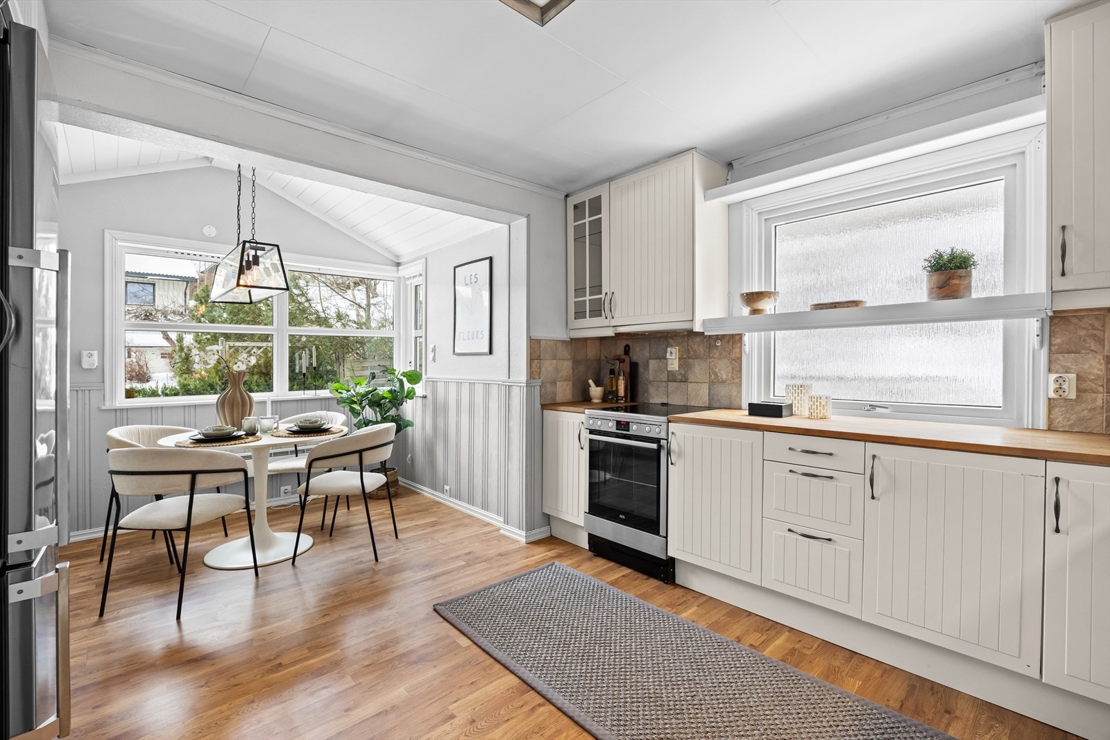 Store vindusflater i flere himmelretninger slipper inn godt med naturlig lys og gir gode arbeidsforhold. Kjøkkenet er innredet med glatte fronter, solid benkeplate og skyllekum i plastkompositt. Galleribilde