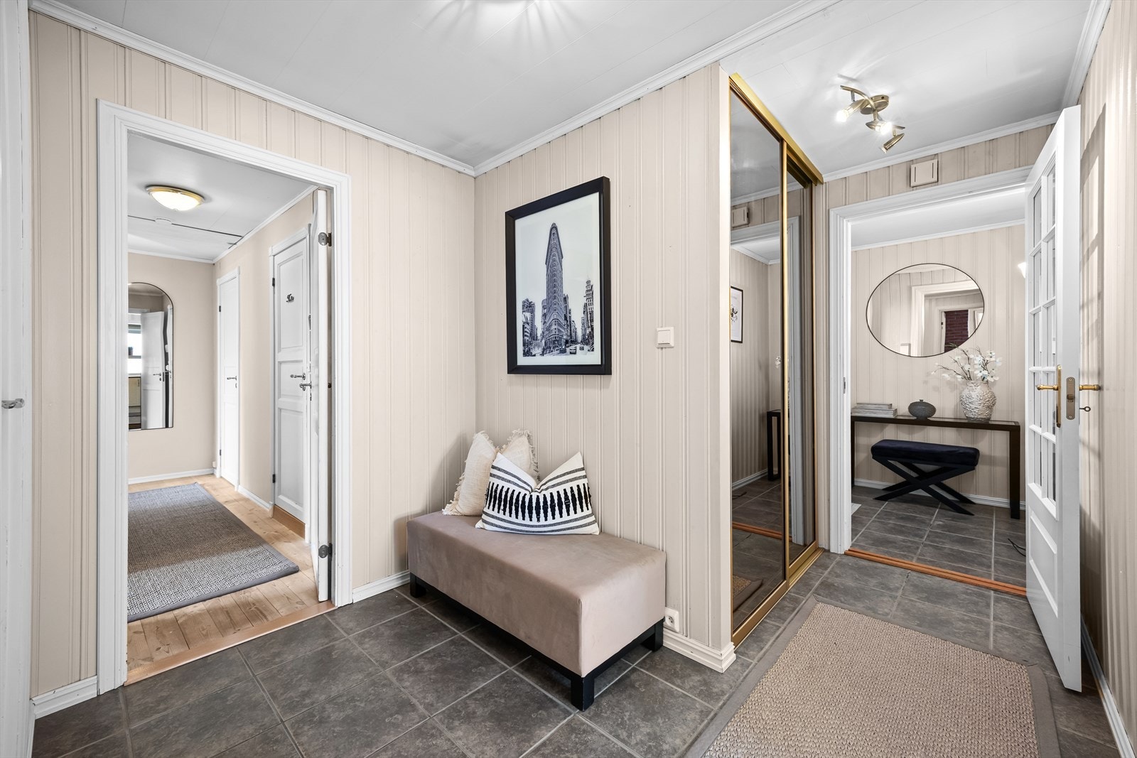 Romslig gang med praktisk skyvedørsgarderobe med god plass til oppbevaring. Galleribilde