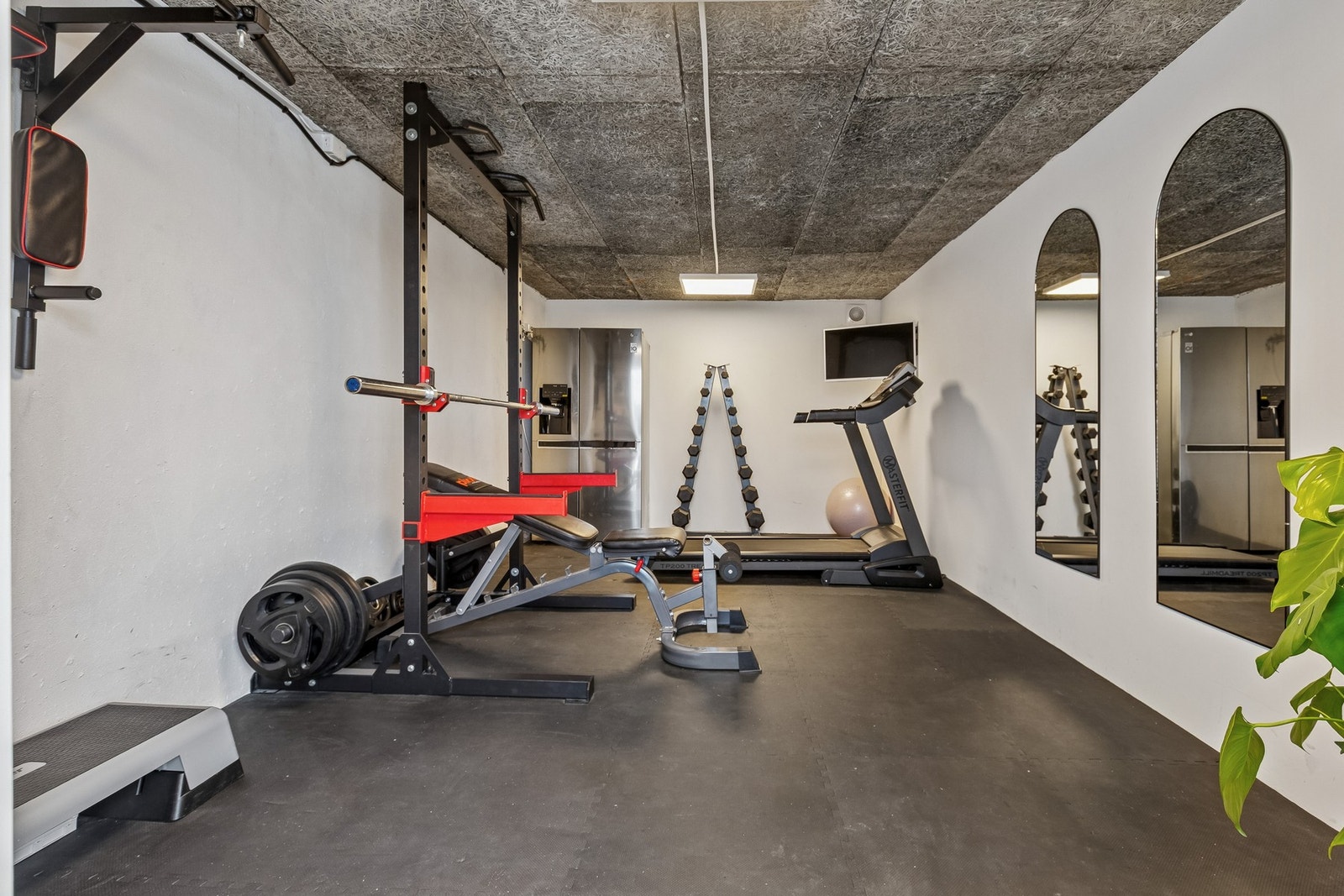 Utvendig bod er innredet som treningsrom. Alt inventar i dette rommet blir tatt ned og medfølger ikke Galleribilde