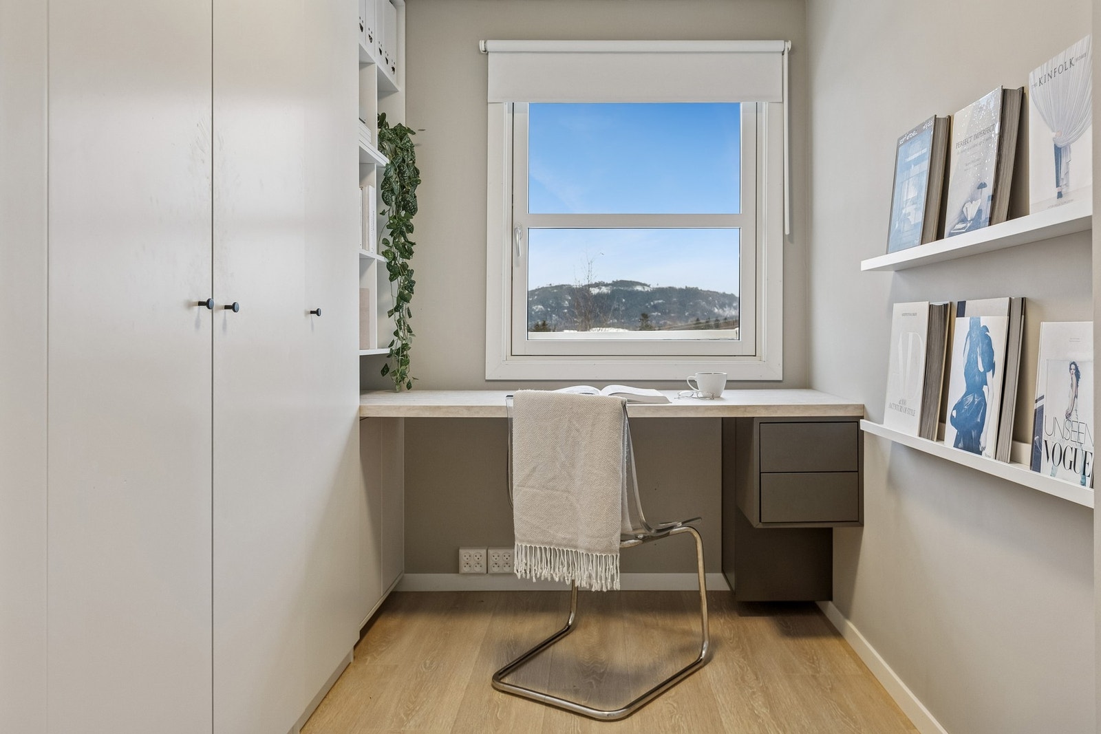 Soverom 1 blir brukt p.d.d. som kontor og er innredet med garderobeskap Galleribilde