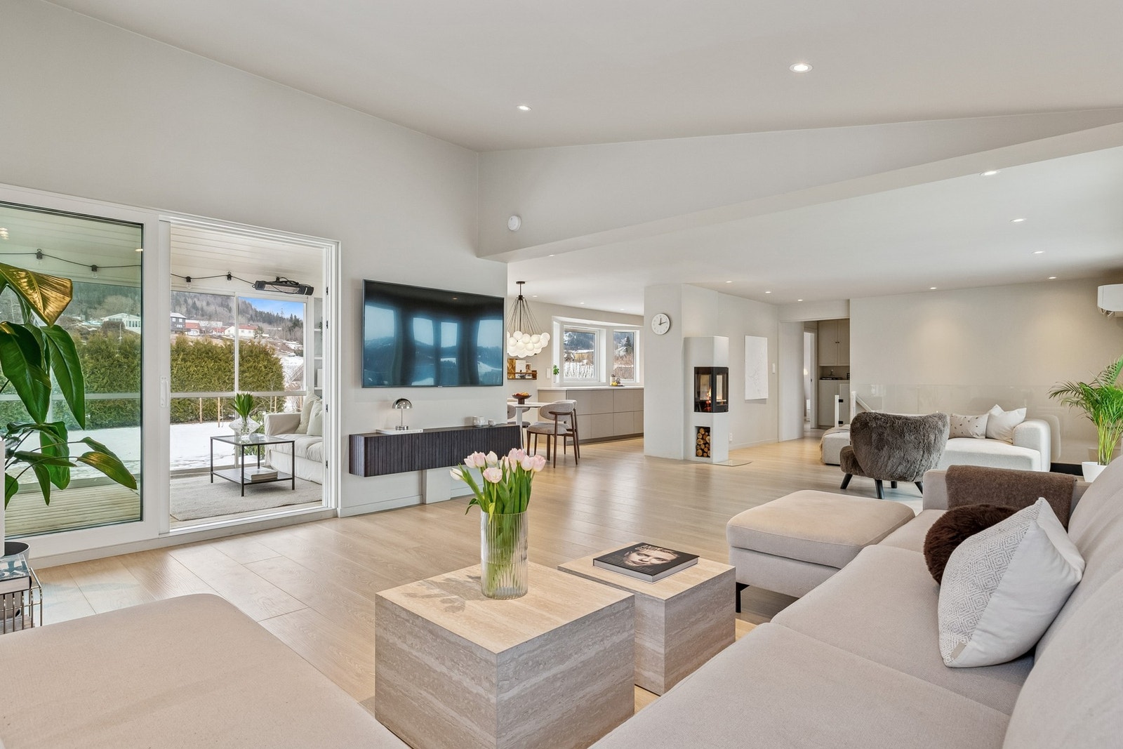 Velkommen inn til en flott og romslig stue Galleribilde