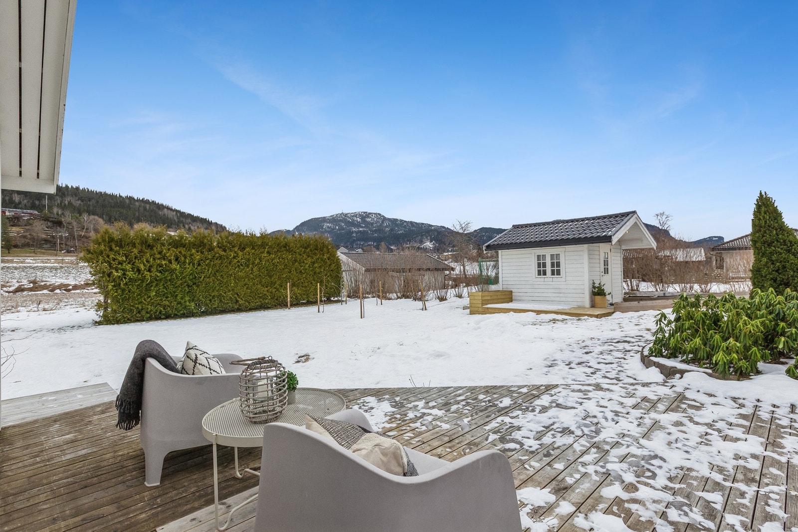 Terrassen fører til eiendommens romslige hage som er opparbeidet med plen, lekestue, busker og frukttrær. Galleribilde