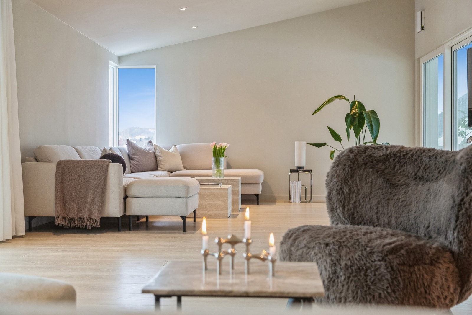 Stuen har gjennomgående med naturlig lys og veldig god utsikt mot landlige omgivelser Galleribilde