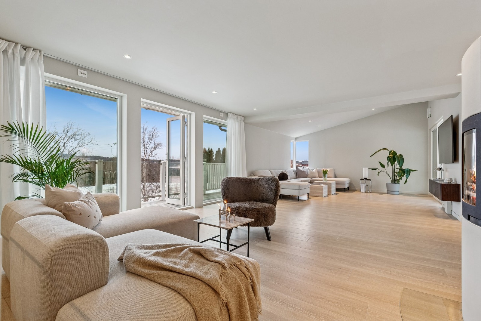 Stuen er oppvarmet med vedovn og varmepumpe. Utgang til en solfylt veranda Galleribilde