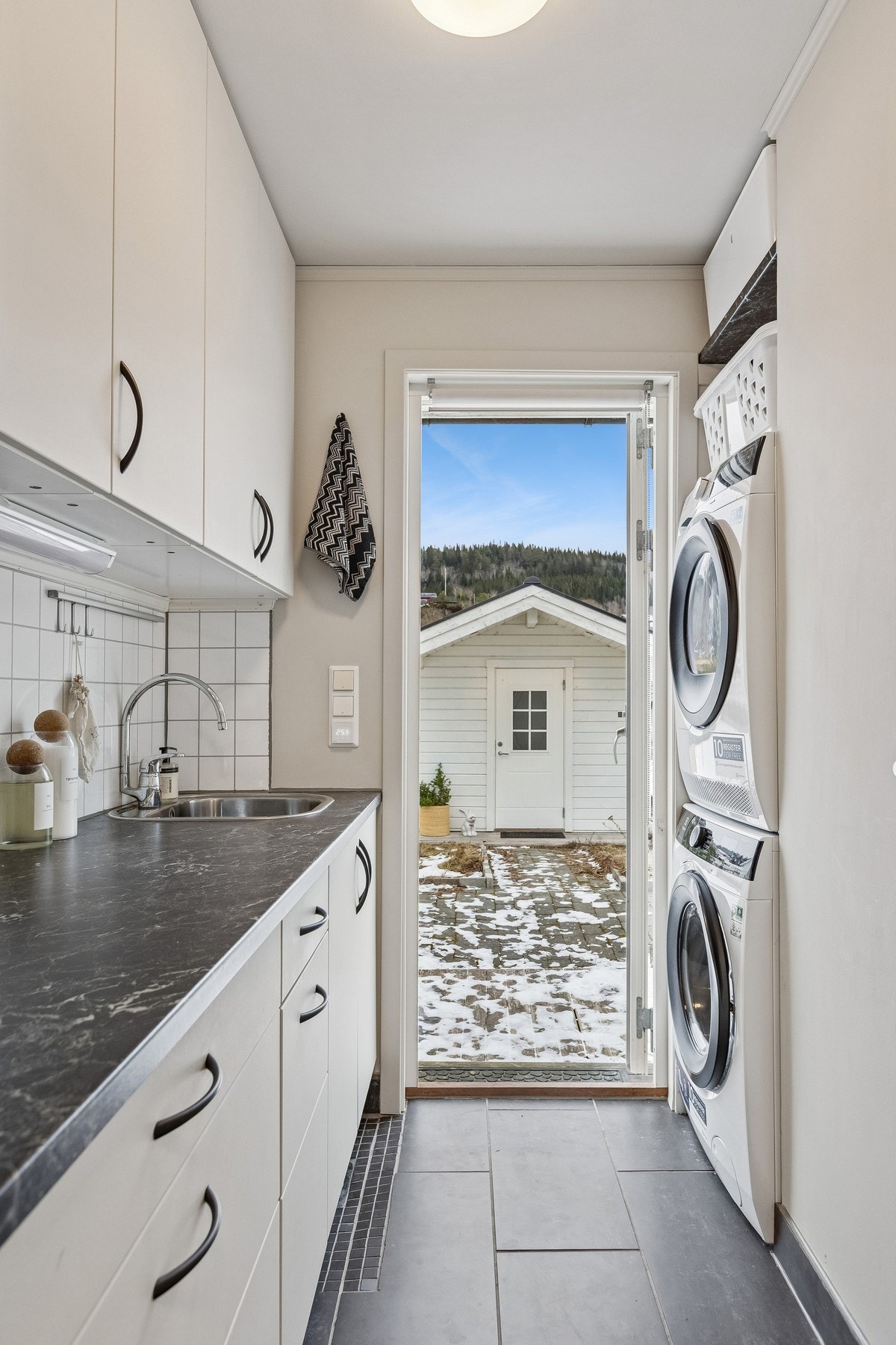Praktisk vaskerom rett i nærhet til soverommene. Direkte tilgang fra terrassen Galleribilde