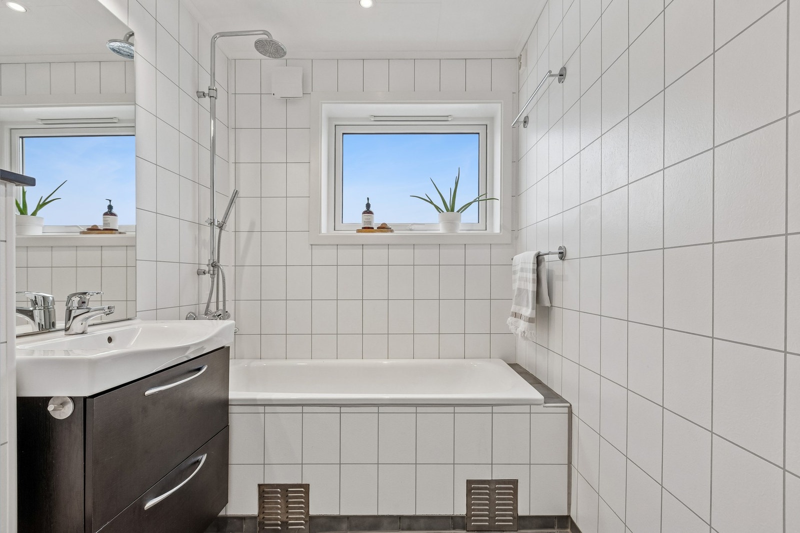 Flislagt bad i 1.etasje med badekar/dusj, toalett og servant Galleribilde