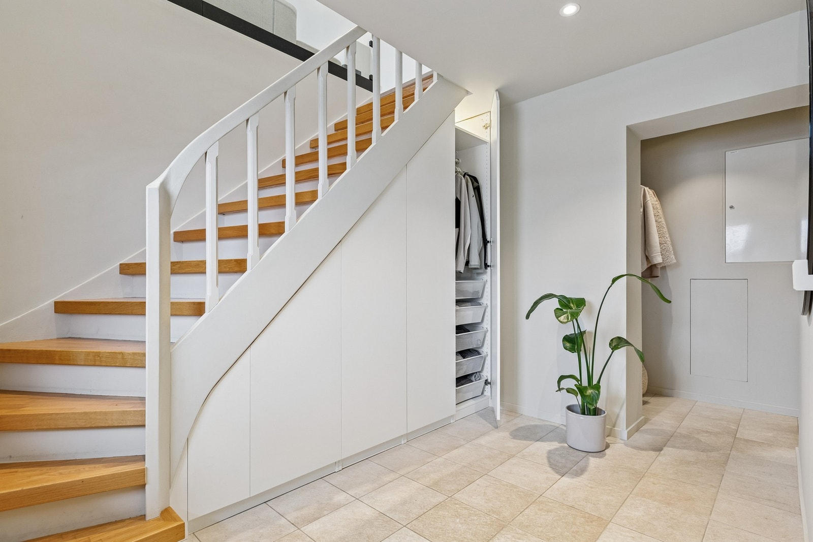 Nede i sokkeletasjen i hoveddelen har man en praktisk garderobeløsning under trappen. Nytt elektrisk anlegg i store deler av boligen Galleribilde