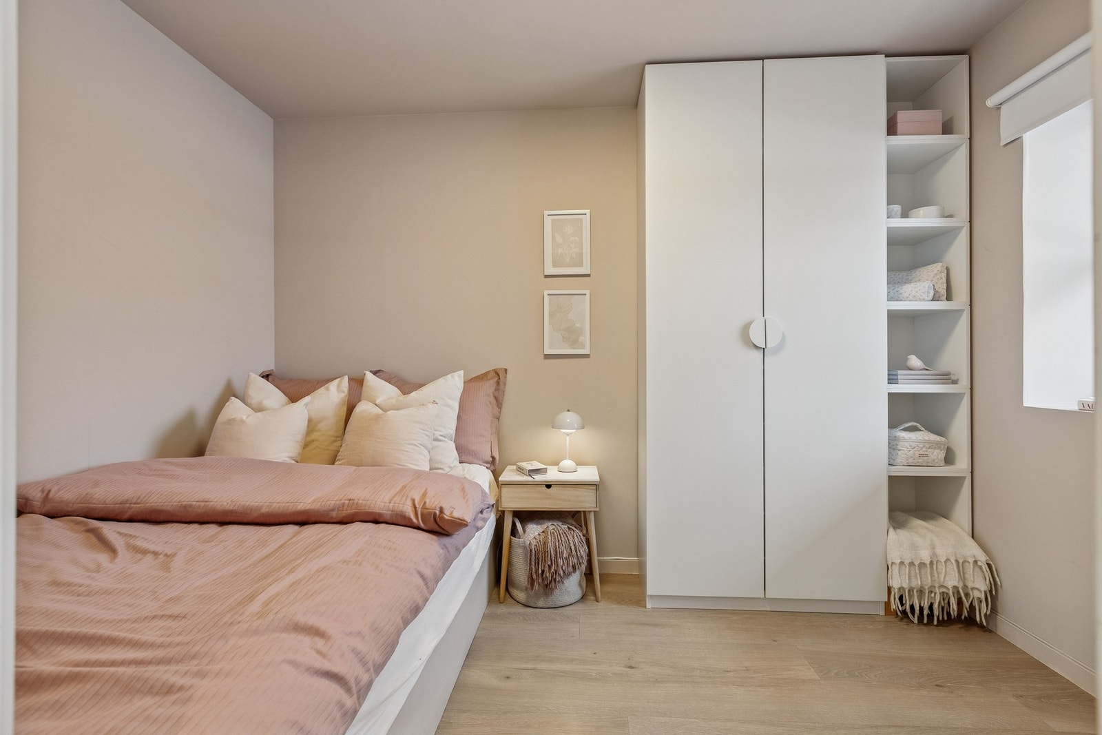 Soverom i sokkel hoveddel med garderobeskap Galleribilde