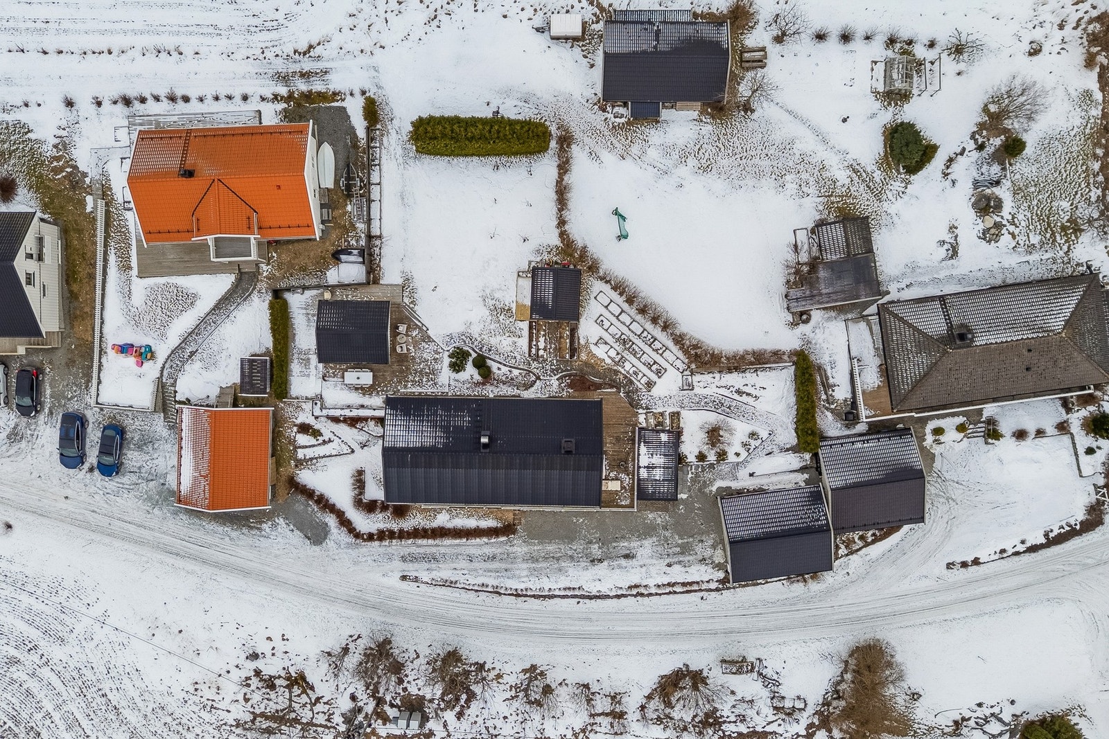 Svært romslig tomt på ca. 1535kvm. Inneholder flere utestuer, bod romslig dukkestue, vedbod og dobbeltgarasje med bod i bakkant Galleribilde