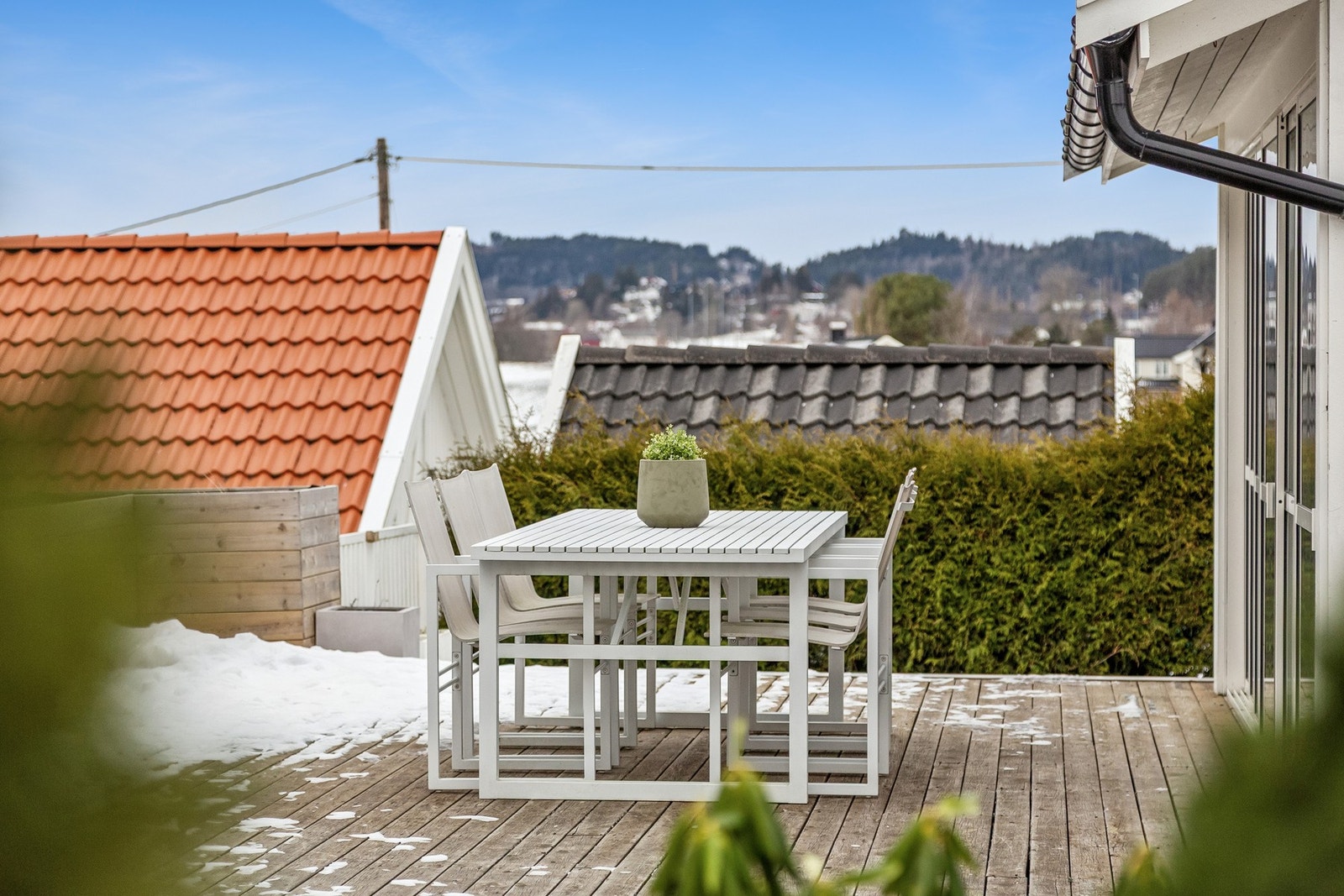 Flott uteområde mellom utestuen og hagestuen. Her er det også plass til større selskap ute Galleribilde