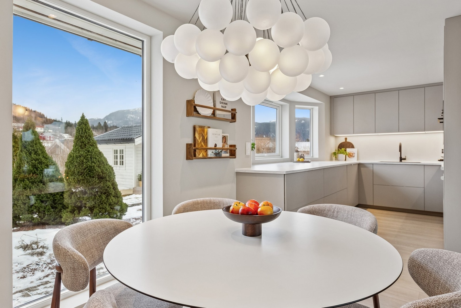 Store vindusflater mot hagen Galleribilde