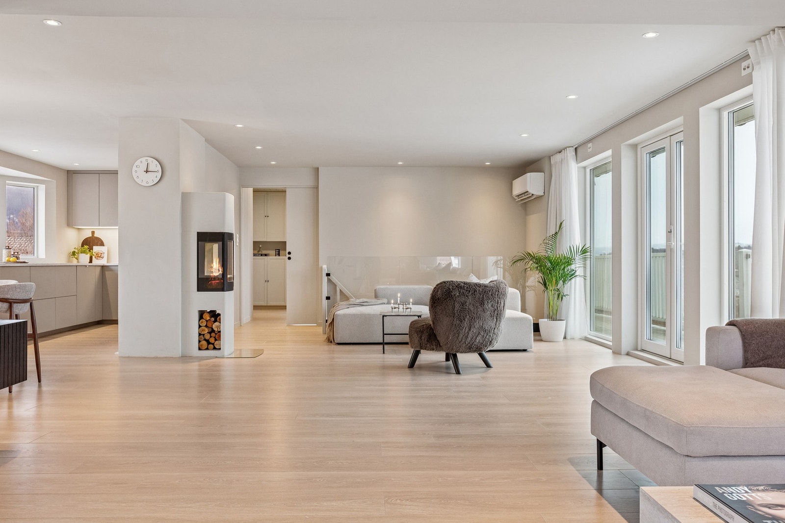 Stuen kan deles inn i flere soner med forskjellige sittegrupper Galleribilde