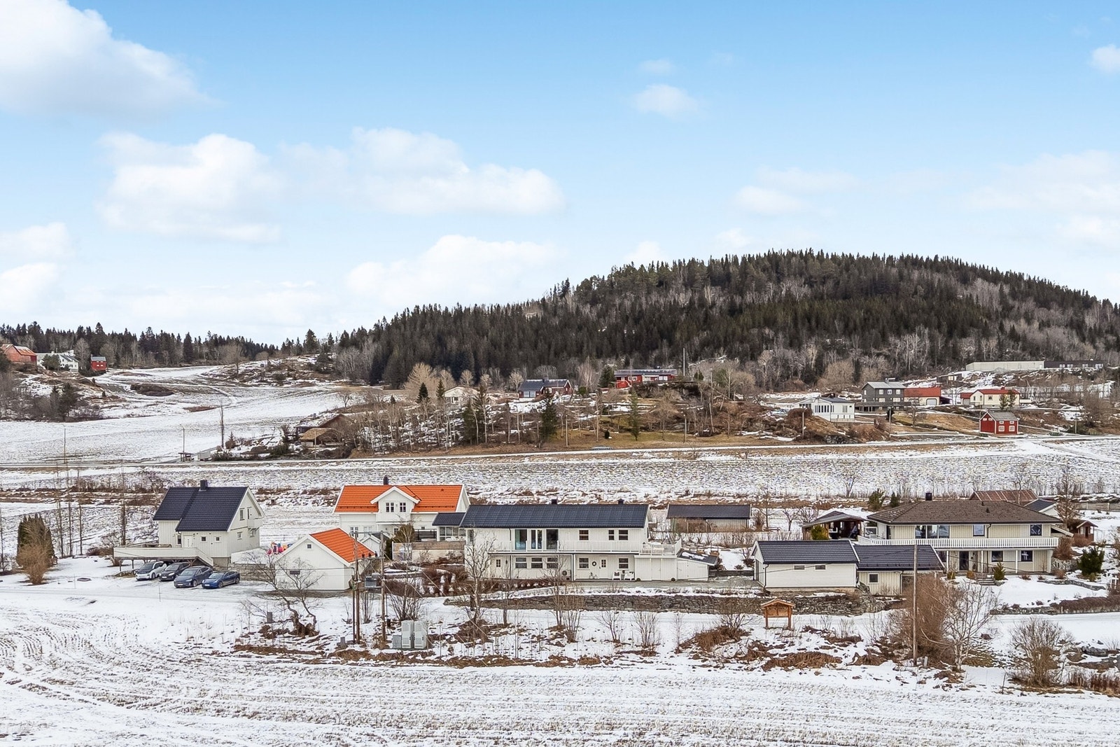 Boligen ligger med gå/sykkelavstand til togstasjon, skole, barnehage samt butikk. m.m. Galleribilde