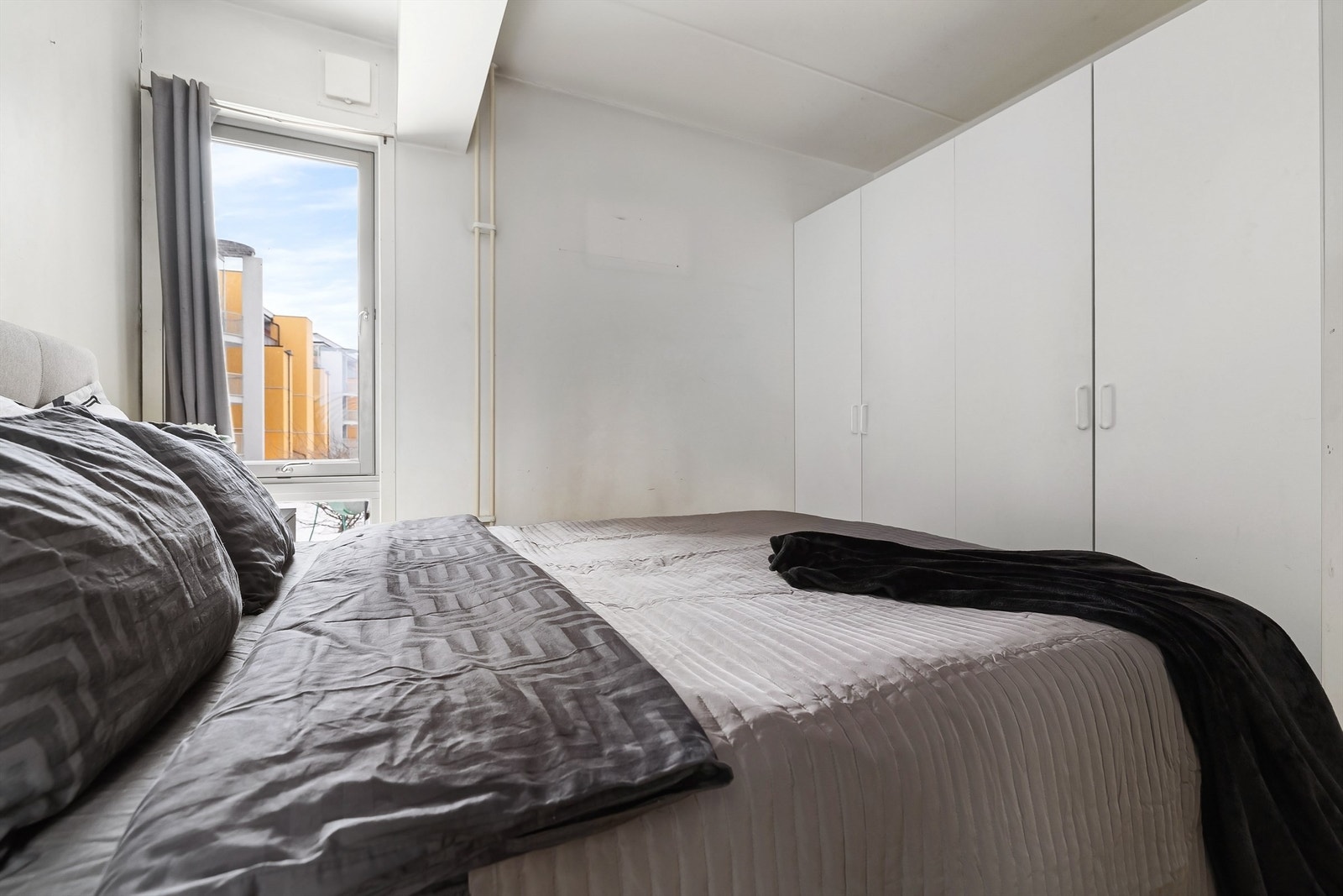 Romslig garderobeløsning er montert Galleribilde