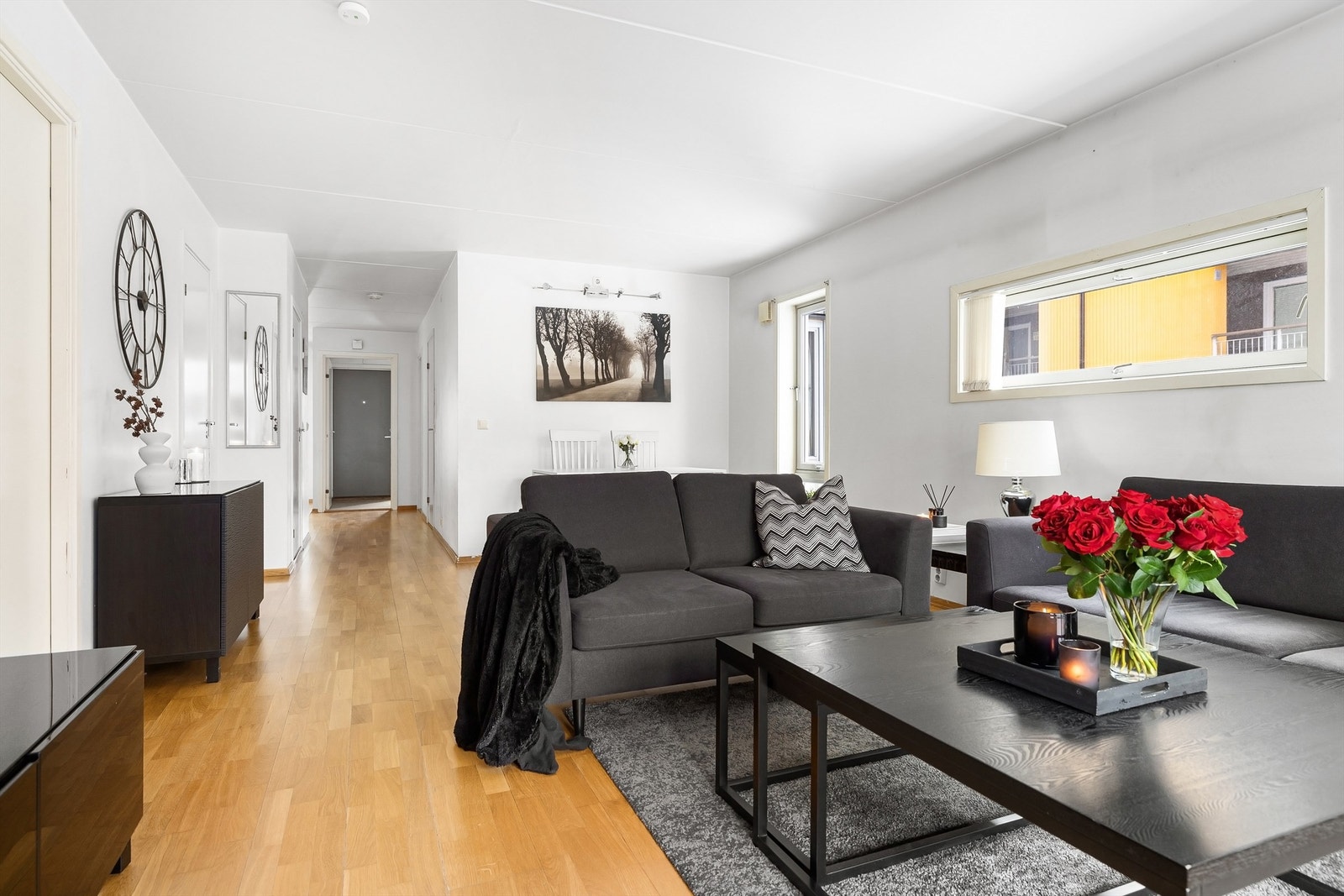 Selv om stuen ligger på bakkeplan, er boligen skjermet og har lite direkte innsyn Galleribilde