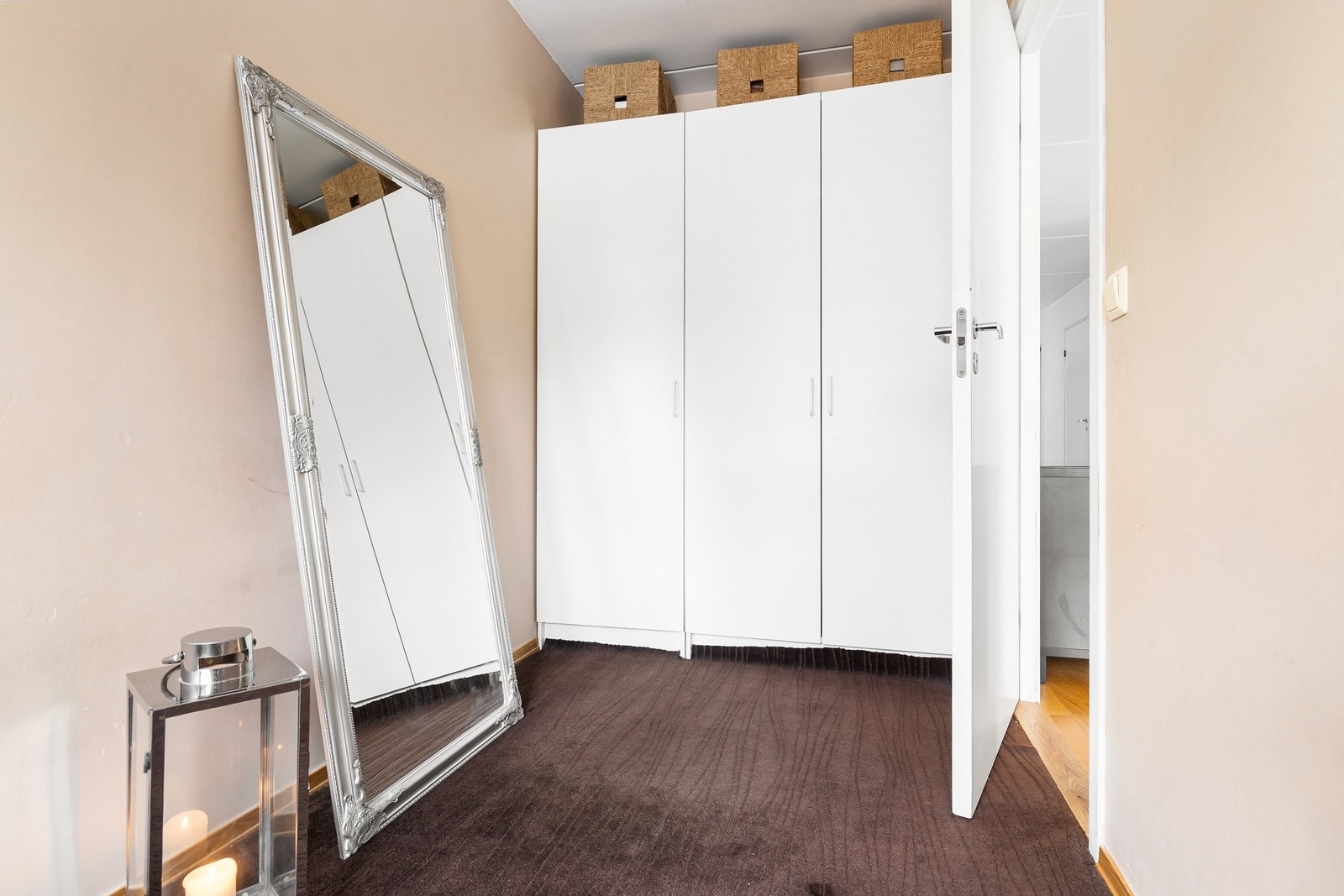 Det er mulig innlemme dette soverommet som en del av stue og flytte kjøkkeninnredningen hit Galleribilde