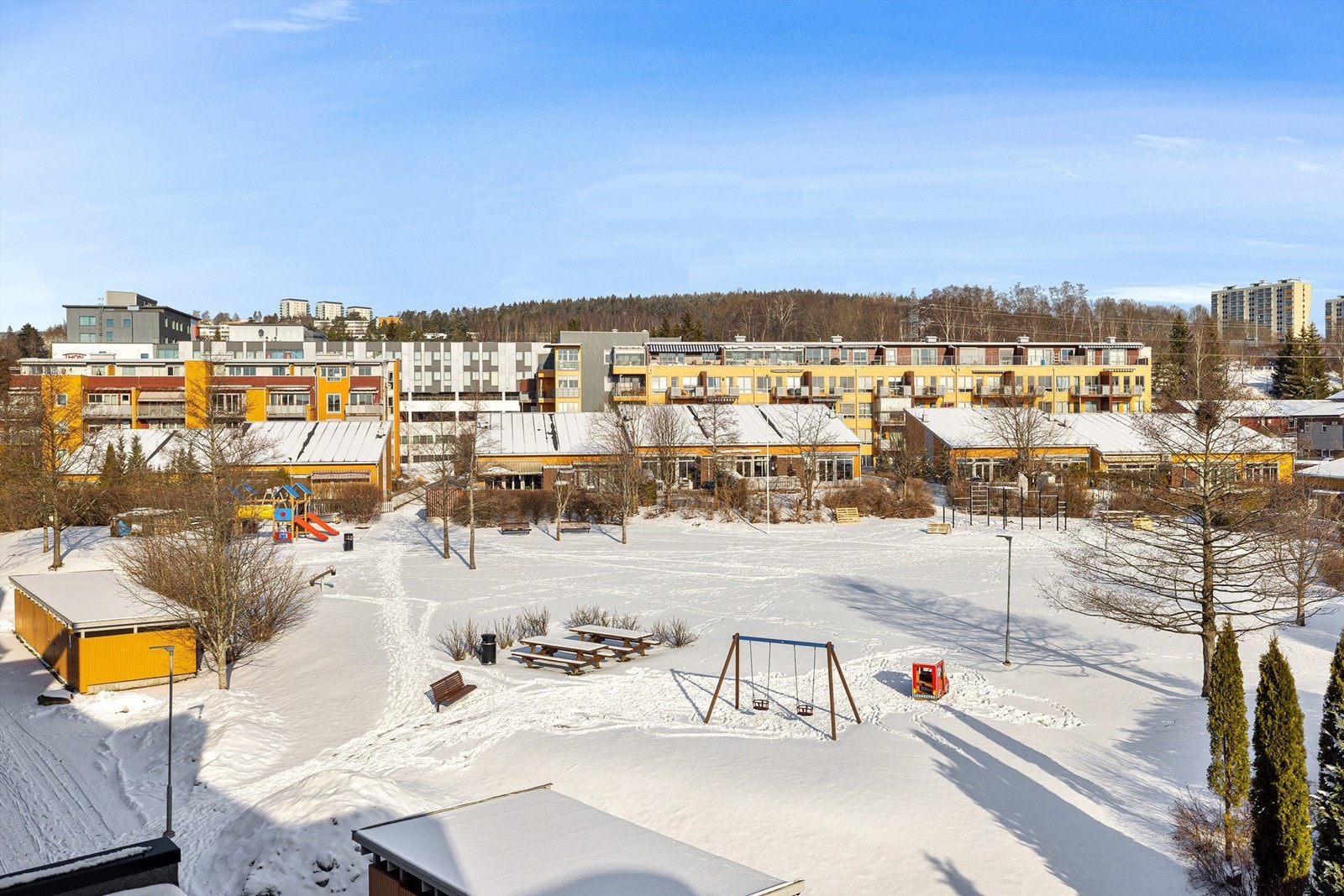 Hyggelig nabolag med stort grøntområde, sittegrupper, lekeplasser etc. Galleribilde