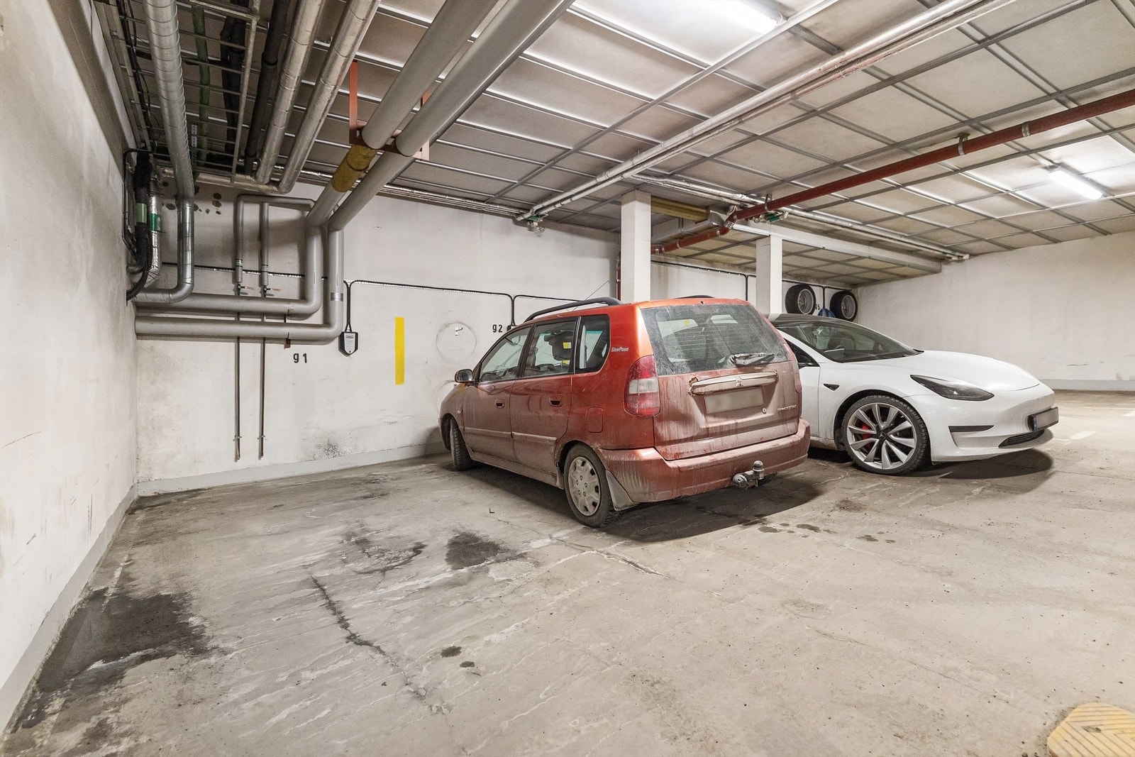 Det er etablert infrastruktur for felles ladeanlegg for elbiler og hybrider i garasjen, så boks kan etableres av kjøper om ønskelig. Dette betales da av hver enkel. Galleribilde