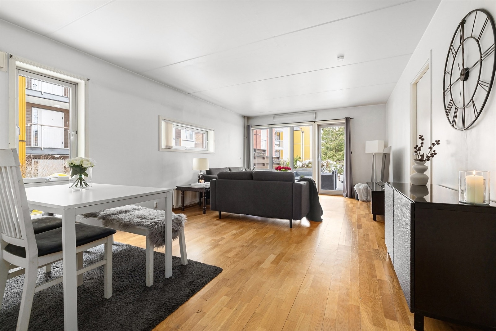 Her er det god plass til både sofa med tilhørende salongbord, tv-seksjon og spisebord med plass til en storfamilien Galleribilde