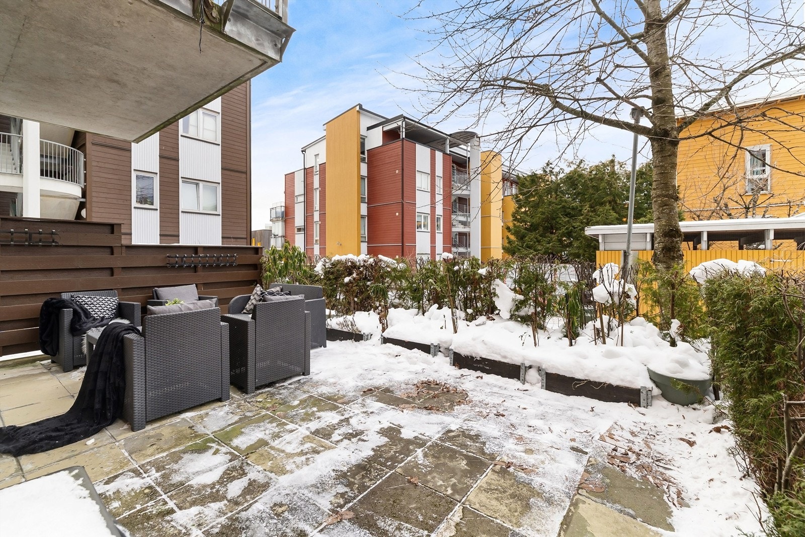 Leiligheten har hellebelagt markterrasse på 21 kvm Galleribilde