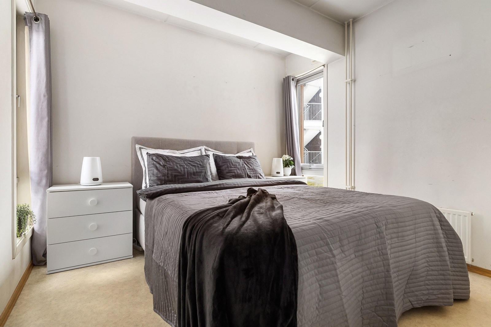 Hovedsoverommet er romslig og har god plass til dobbeltseng og tilhørende nattbord Galleribilde