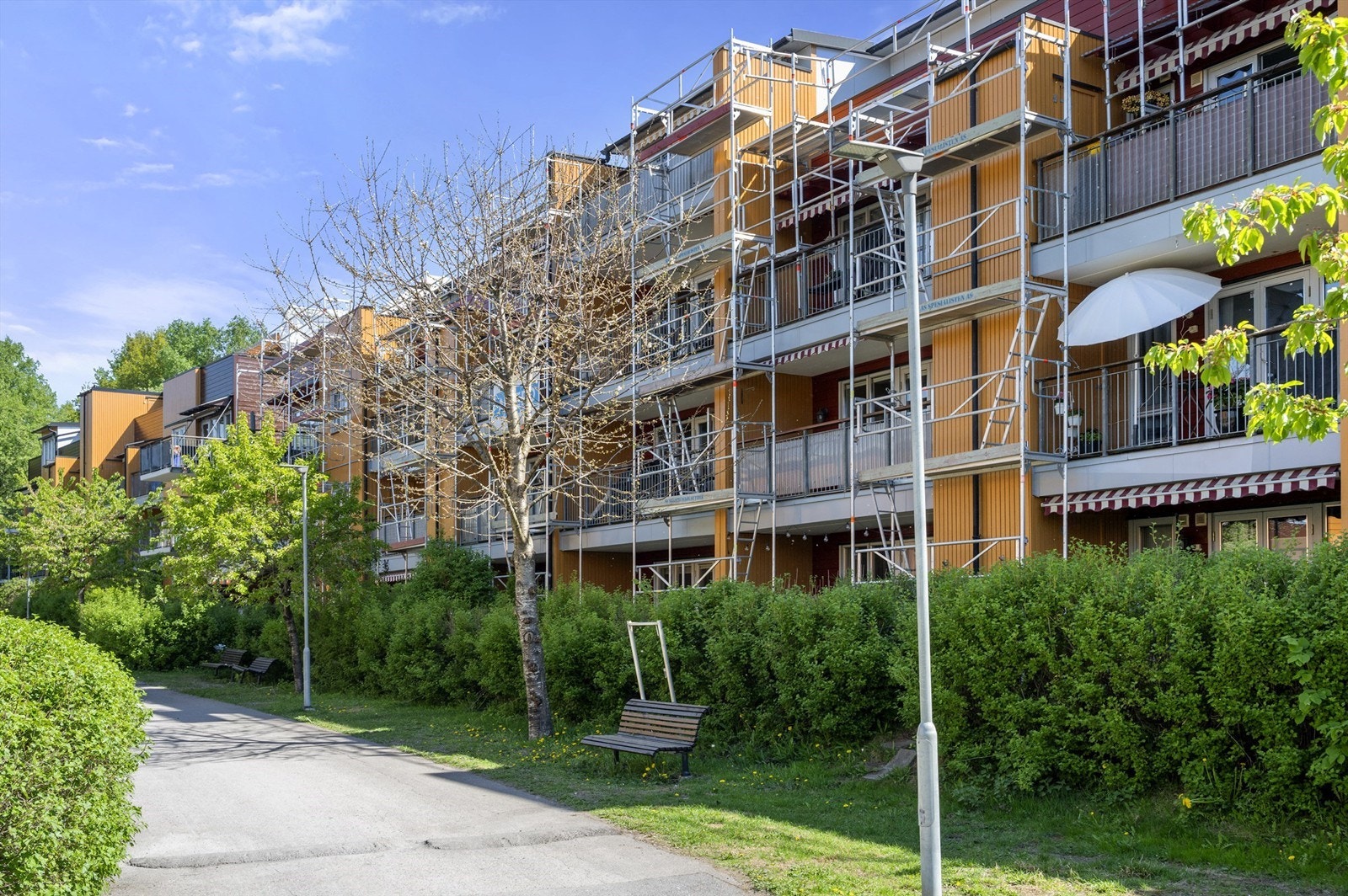 Lunden Hageby er oppført rundt en frodig parkmessig grønn lunge og fremstår som et rolig boligområde Galleribilde