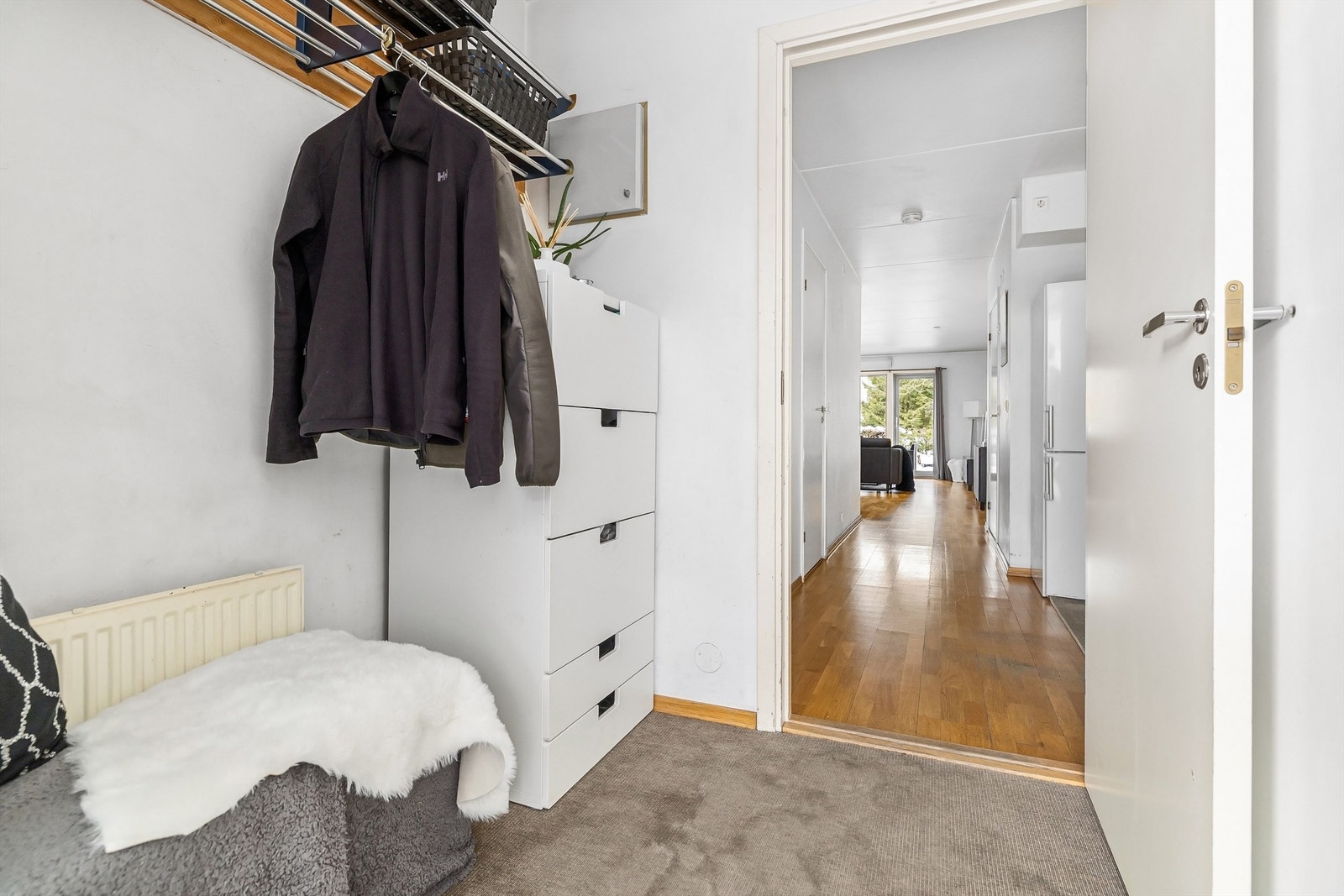 Lysmalt og romslig entré/gang med god plass til jakker og sko, samt oppbevaringsløsning etter eget ønske og behov
. Galleribilde