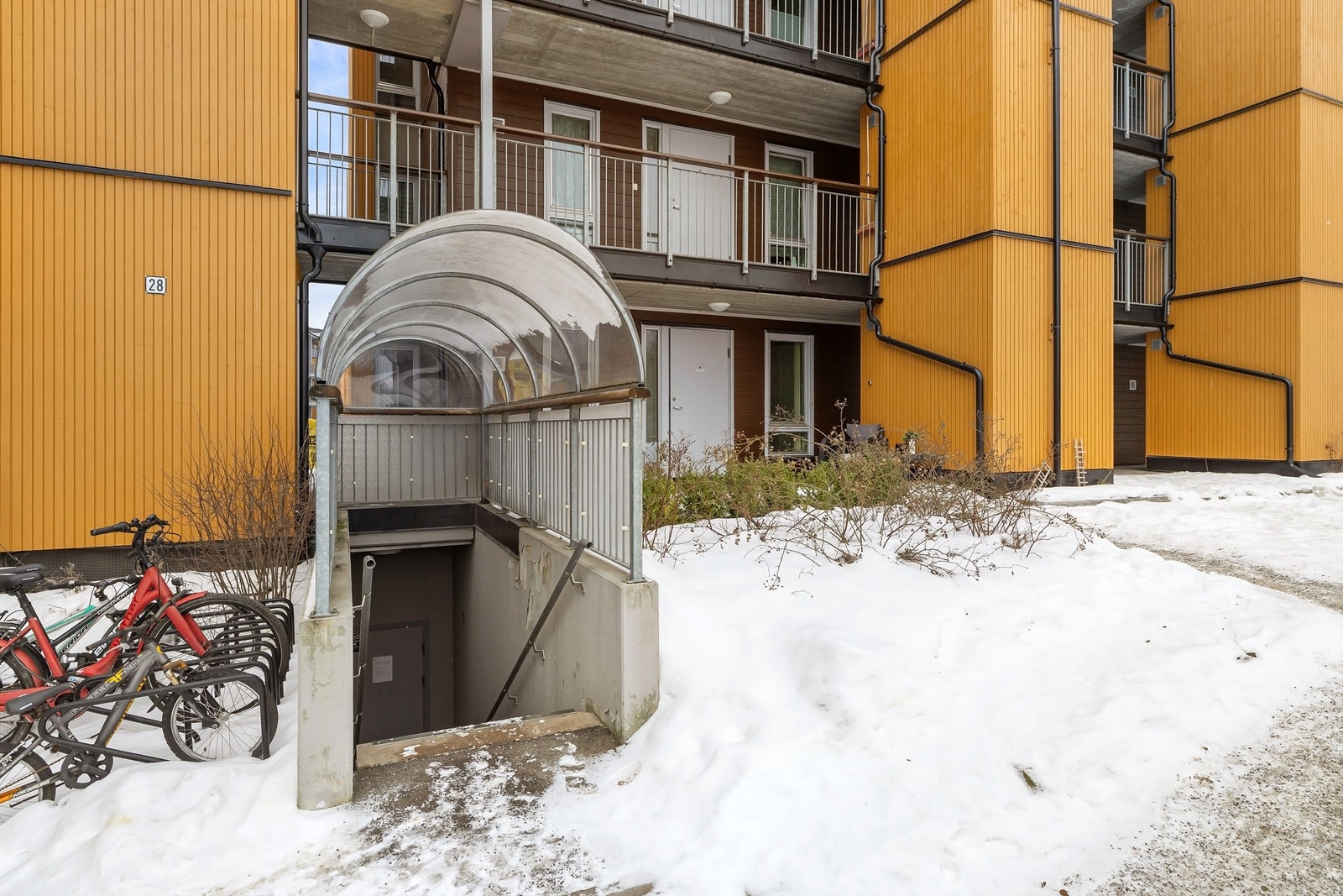 Inngangspartiet ligger få meter fra trappen ned til garasjen dersom man ikke ønsker å benytte heisen Galleribilde