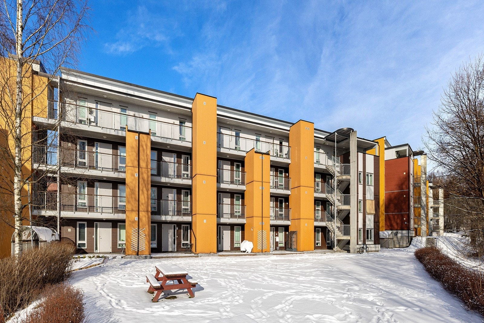 Skjermet og barnevennlig beliggenhet i byggets første etasje, her kan barna springe rett ut i det tilnærmet bilfrie fellesarealet Galleribilde