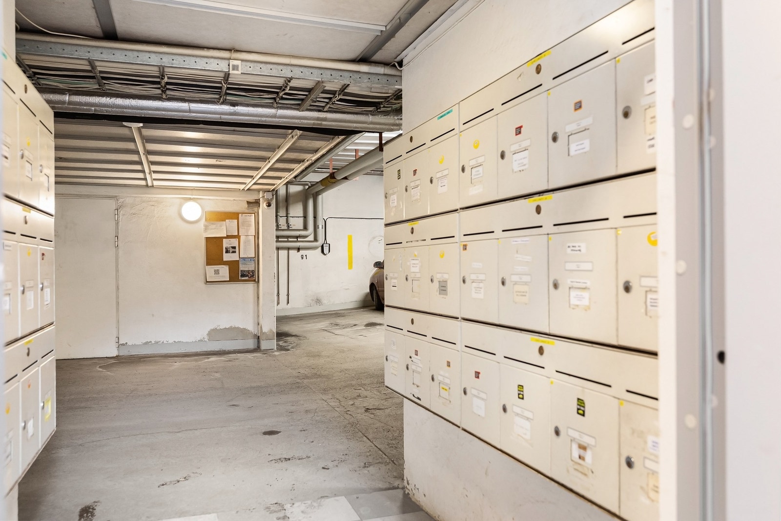 Tilhørende garasjeplass ligger rett innen for inngangen til garasjen Galleribilde