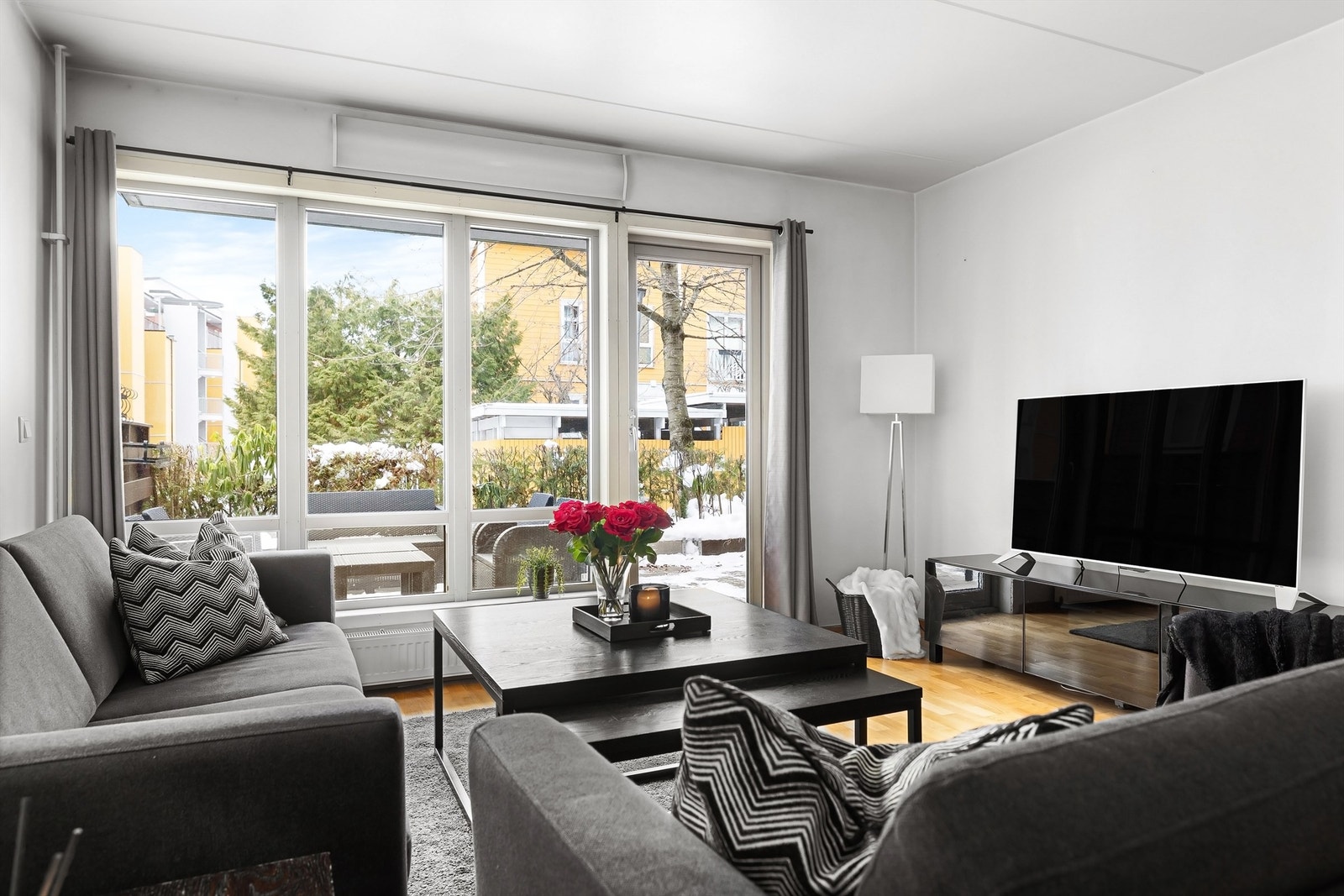 Stue blir forlenget ut til markterrassen via terrassedøren Galleribilde