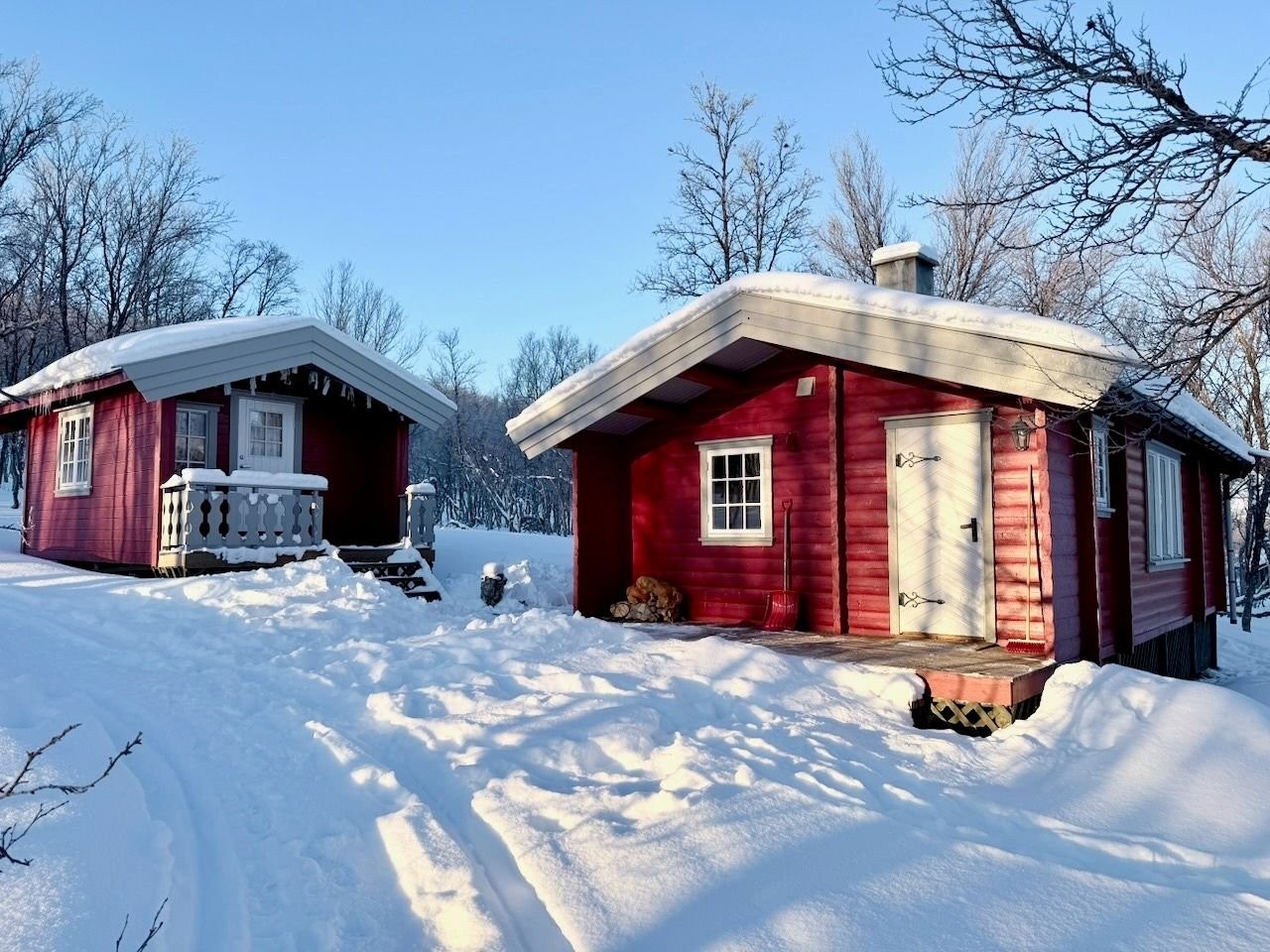 Hytta ligger fint til med utsikt utover Russelvdalen. Galleribilde